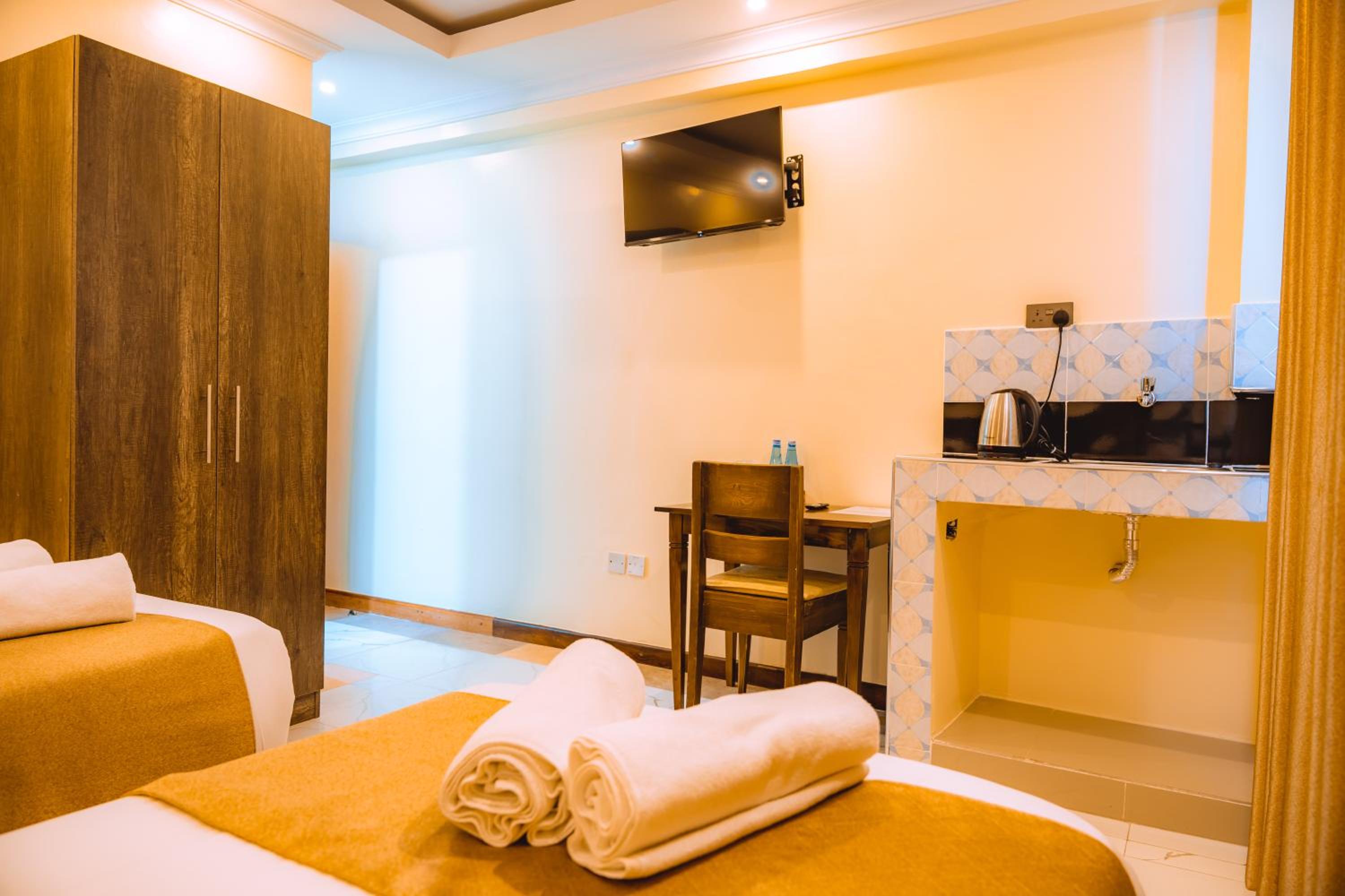Large Twin Room - Photo 2