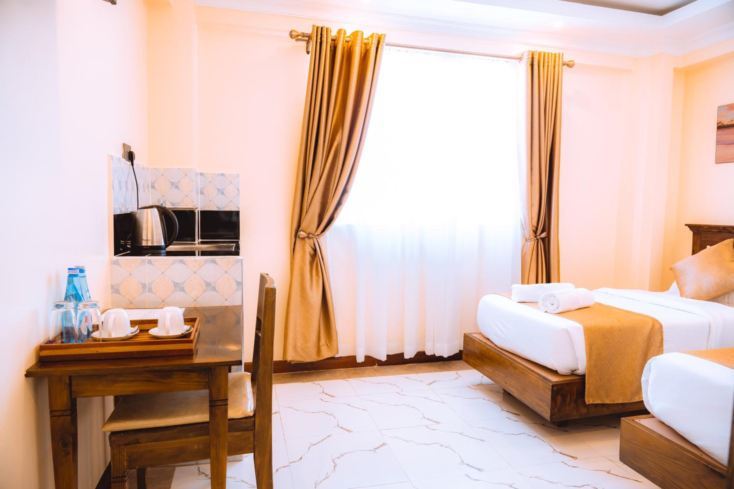 Large Twin Room - Photo 8