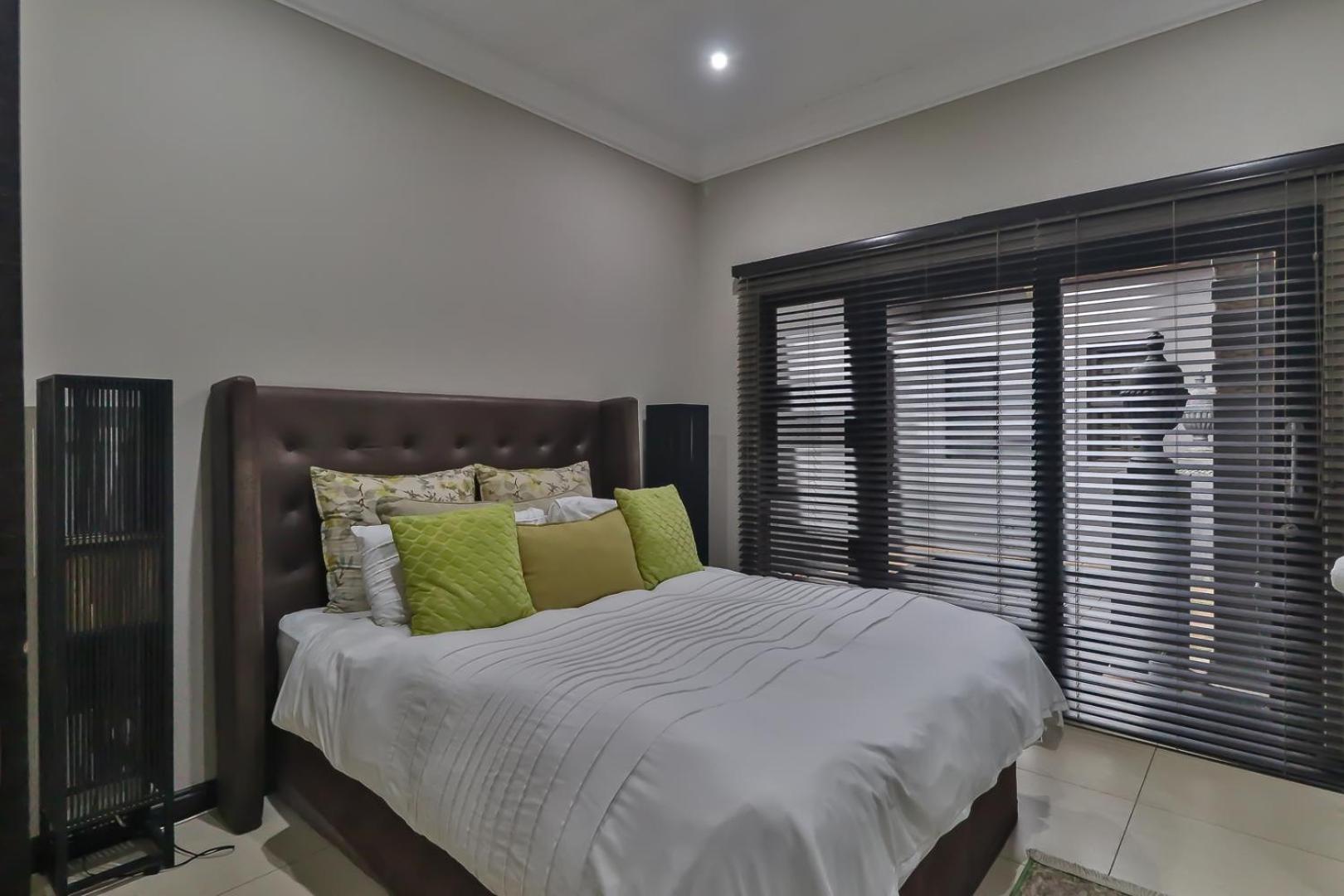 Five-Bedroom House photo 1