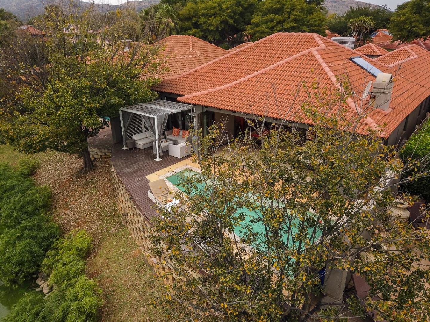 Five-Bedroom House photo 3
