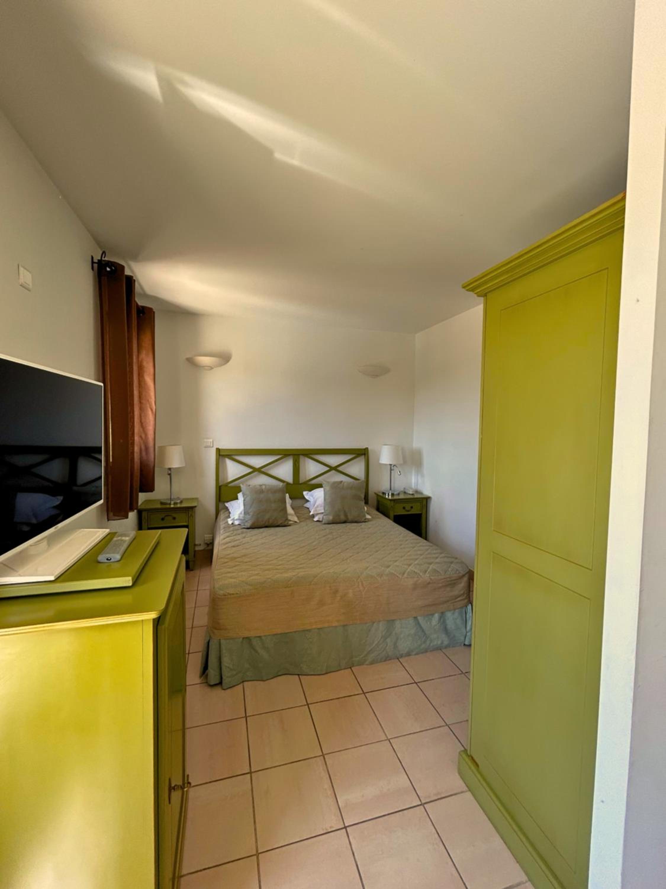 Deluxe Room (2 Adults + 1 Child)