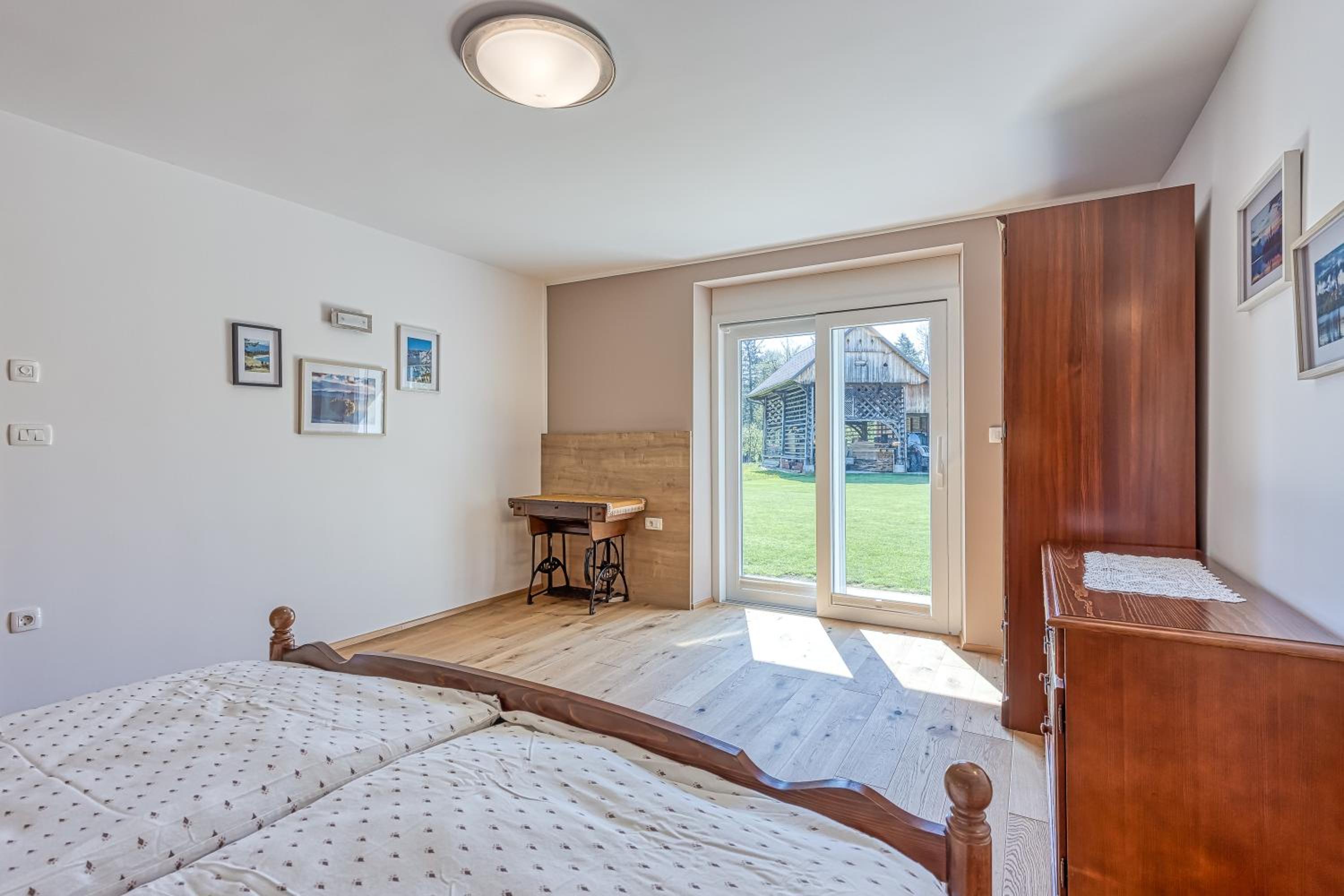 Six-Bedroom House photo 1