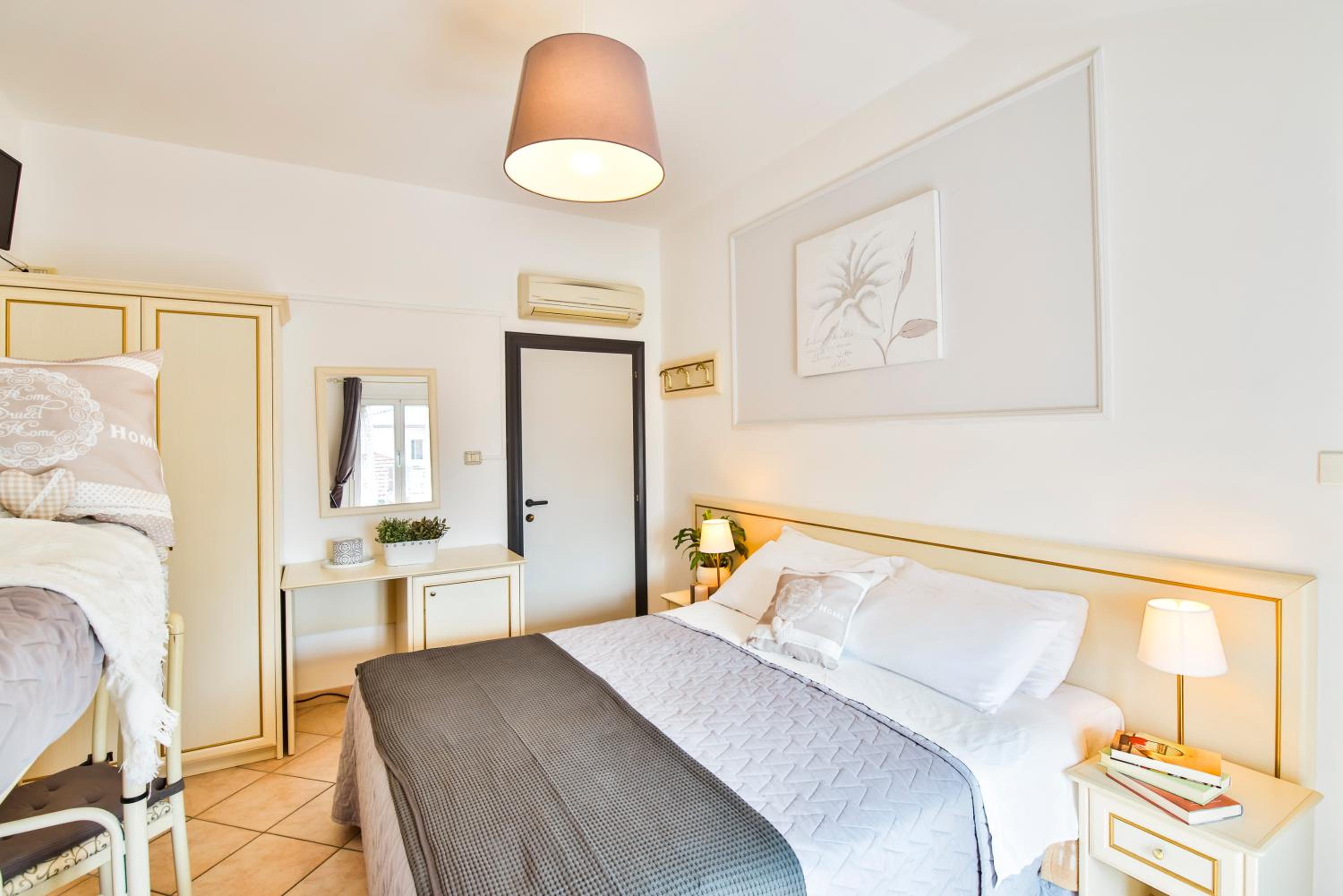 Double or Twin Room - Photo 4