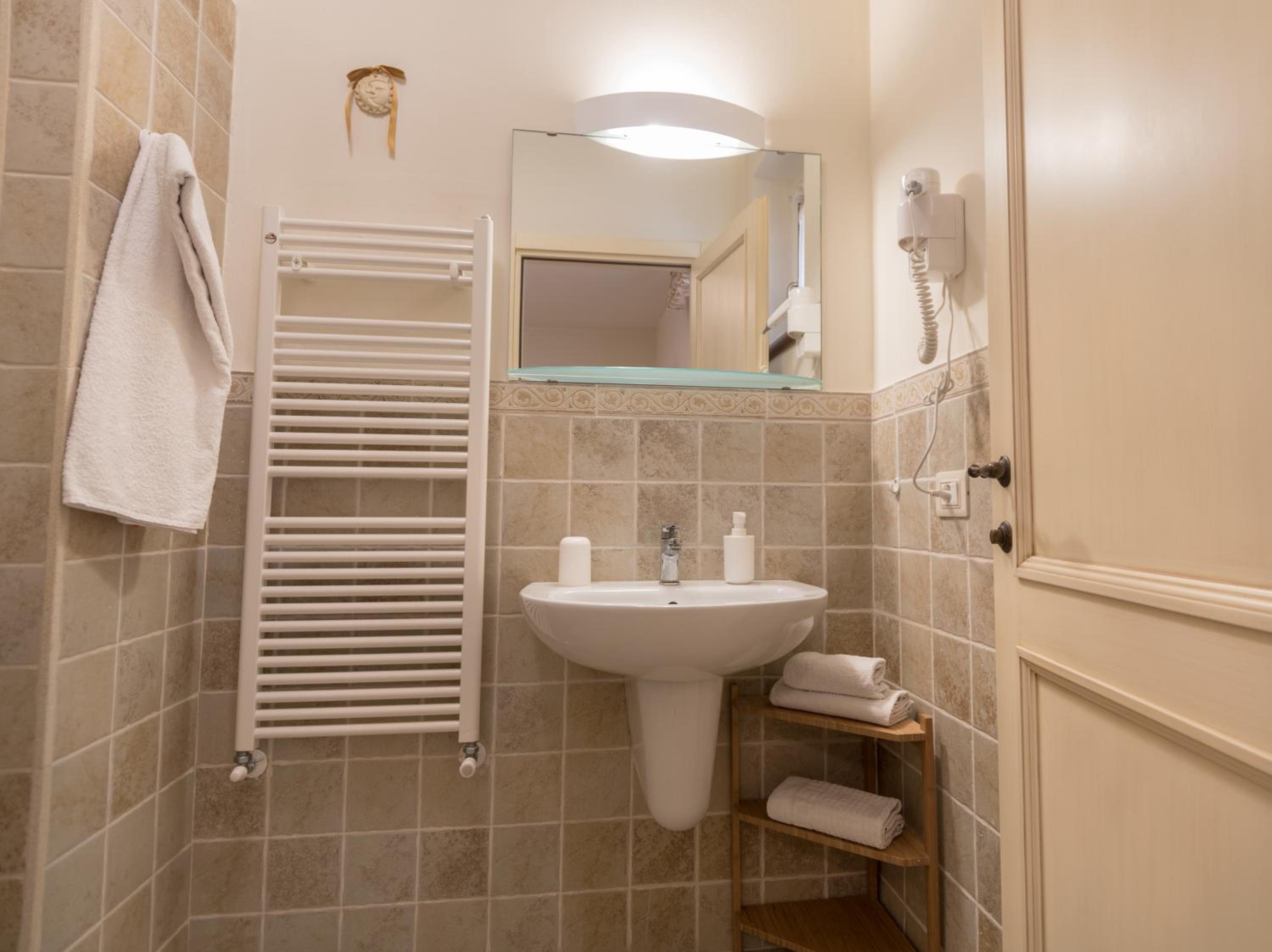 Classic Triple Room - Photo 6