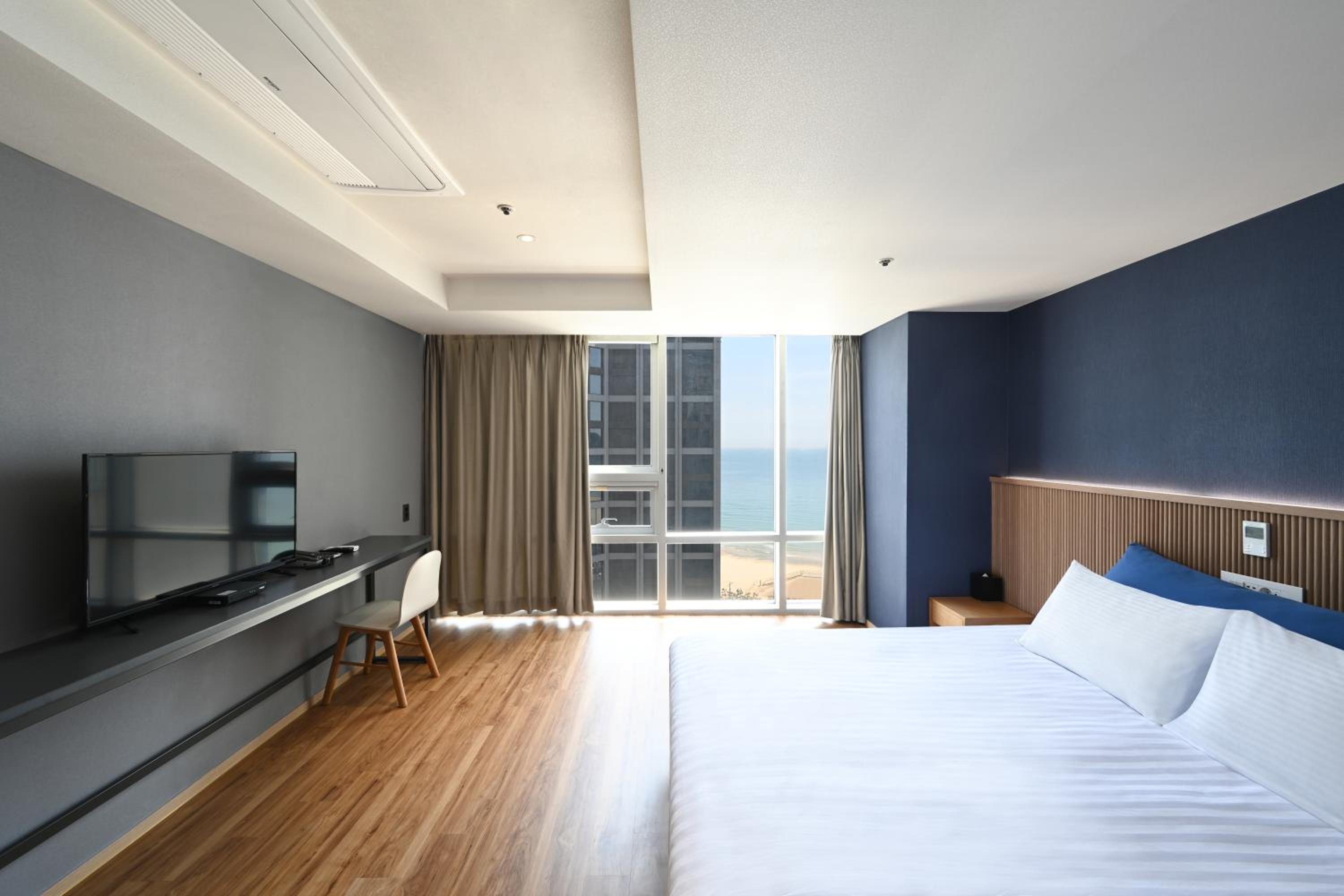 Deluxe Double Room with Half Ocean View