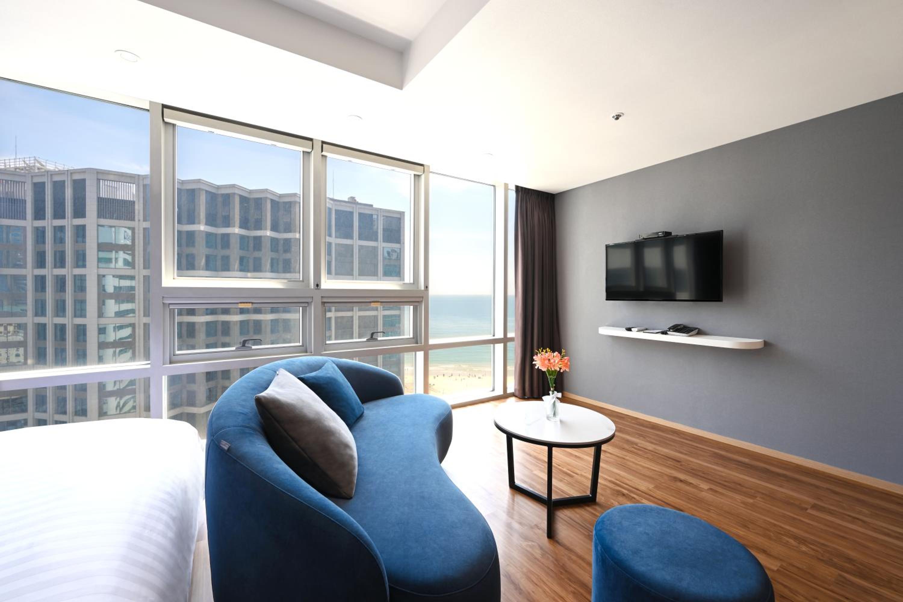 Special Offer - Executive Suite With Half Ocean View (Included Swimming Pool Access For 2)