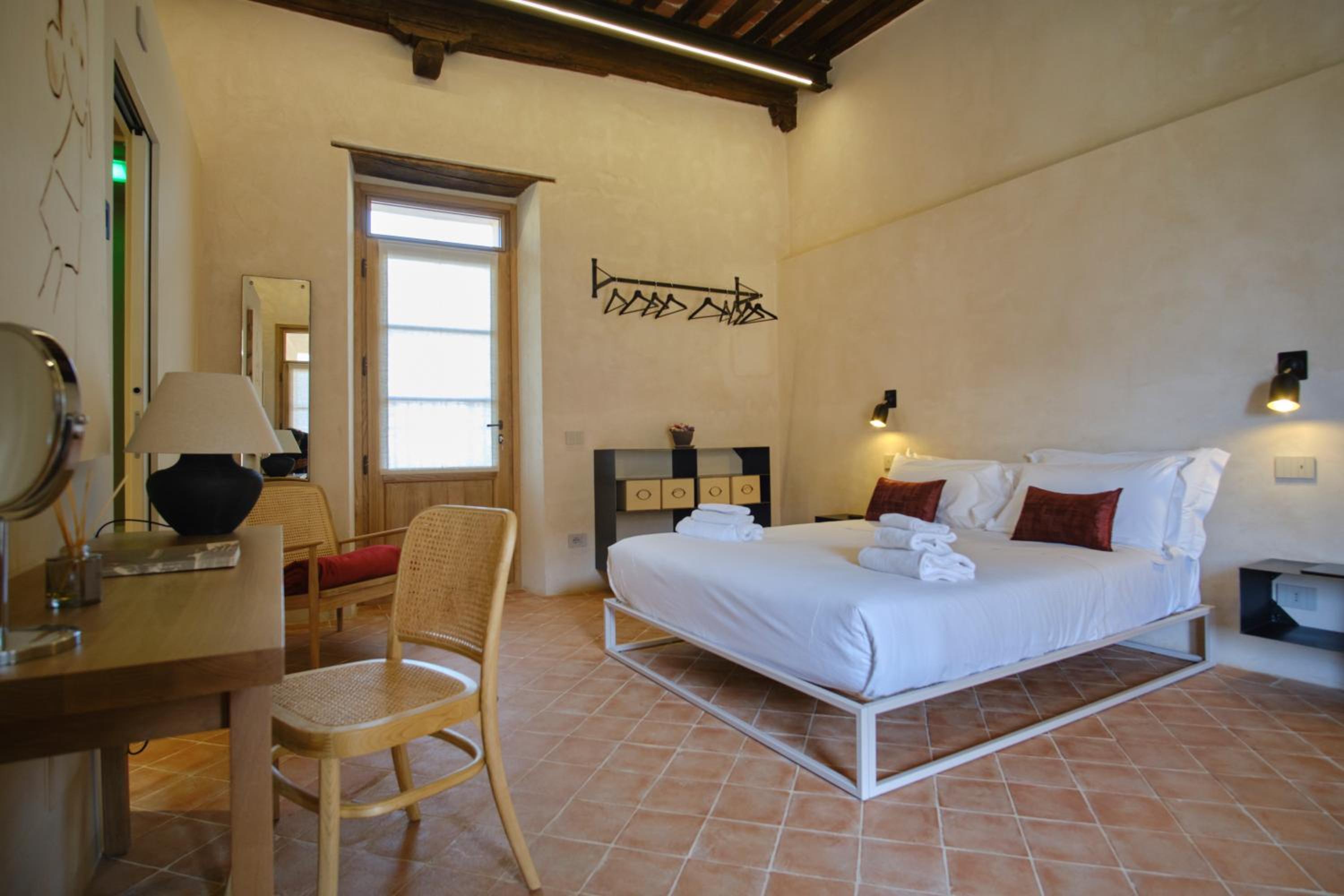 Deluxe King Room - Photo 12
