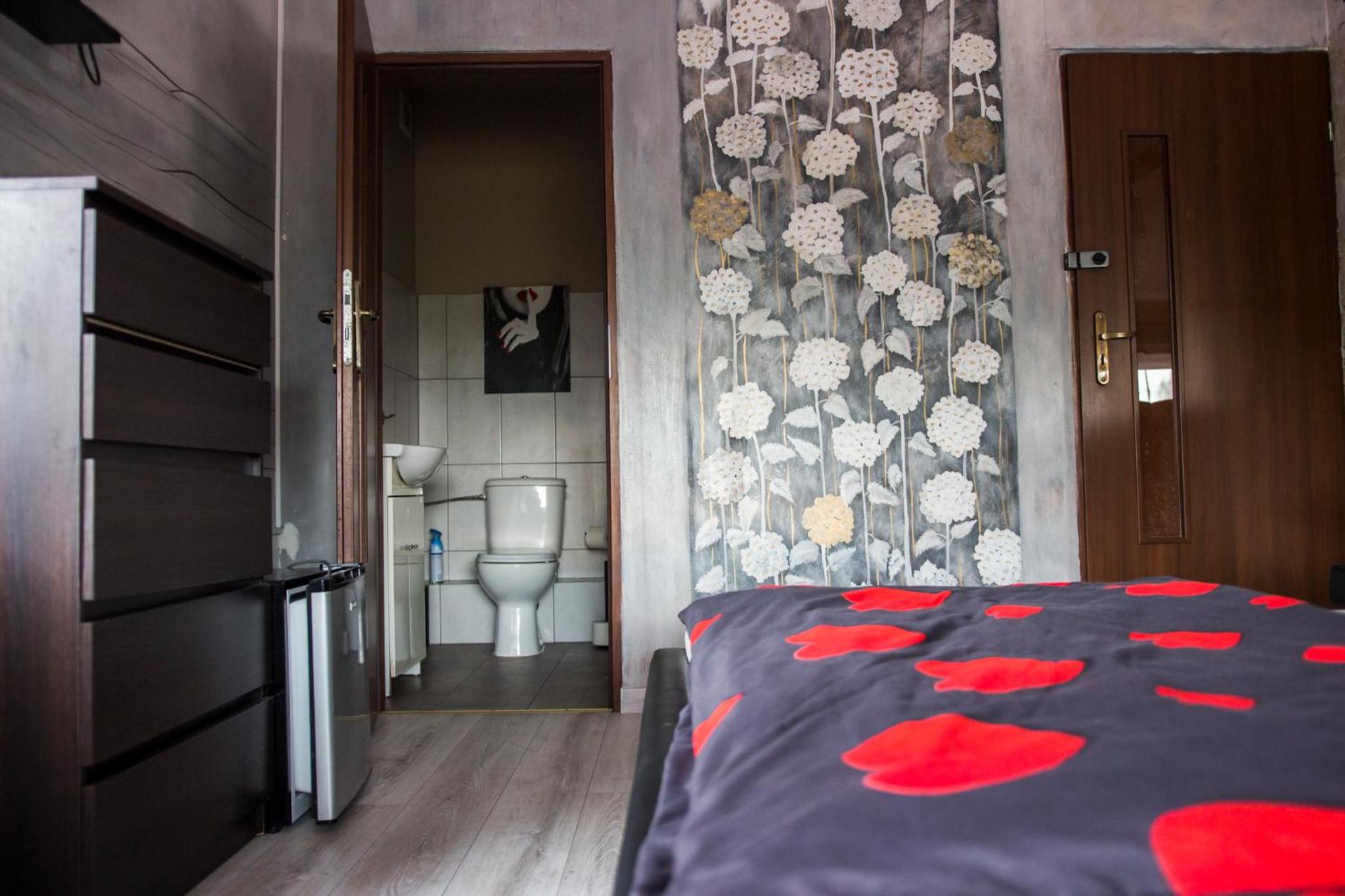 Deluxe Double Room with Bath - Photo 9