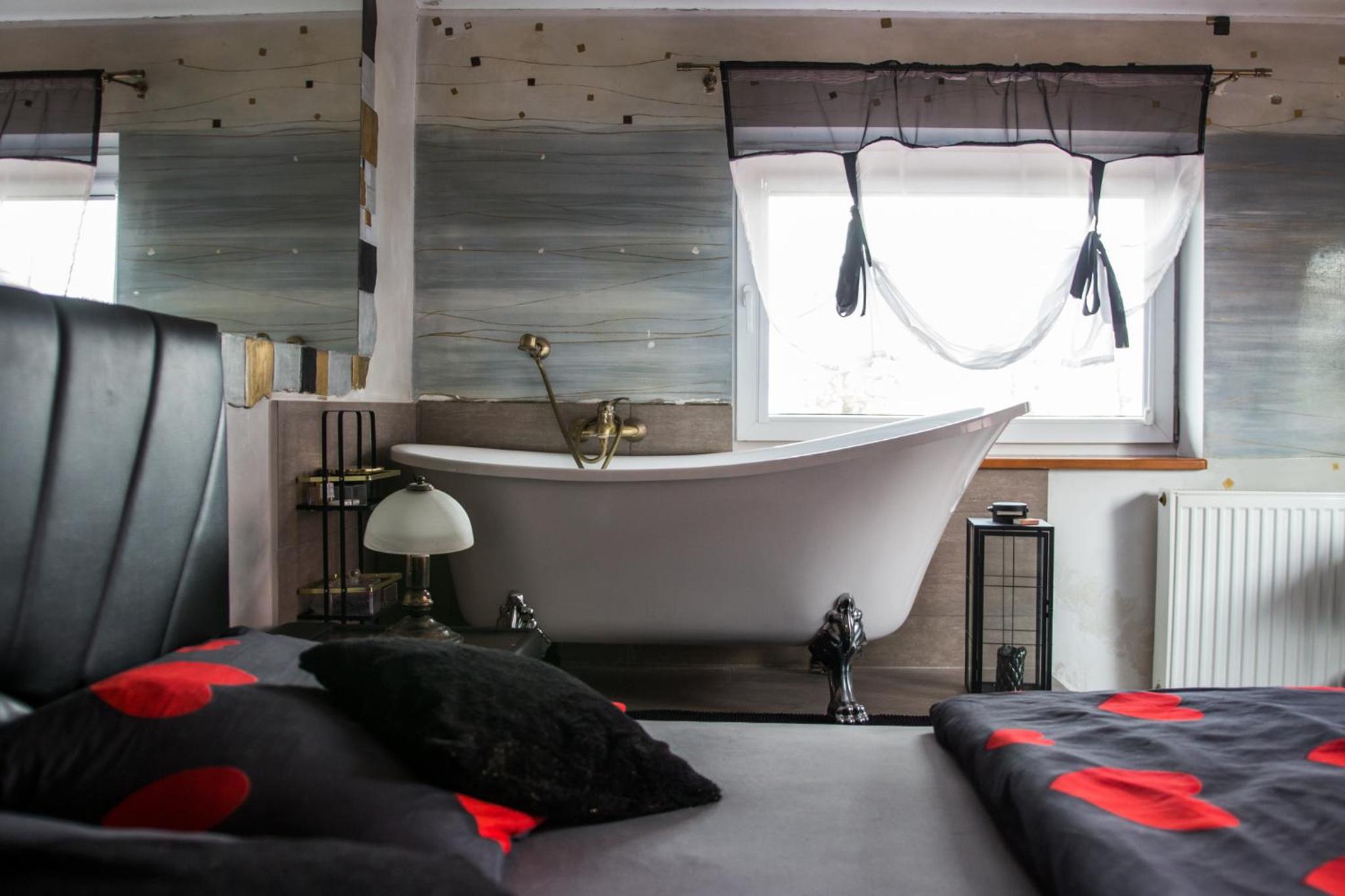 Deluxe Double Room with Bath - Photo 11