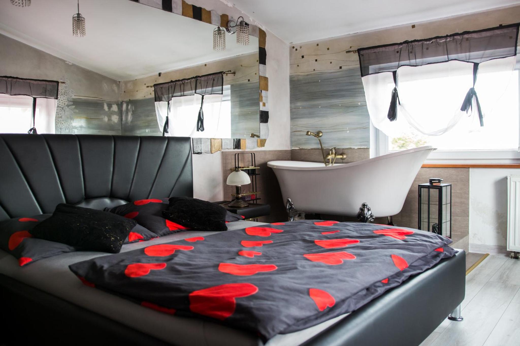 Deluxe Double Room with Bath - Photo 12