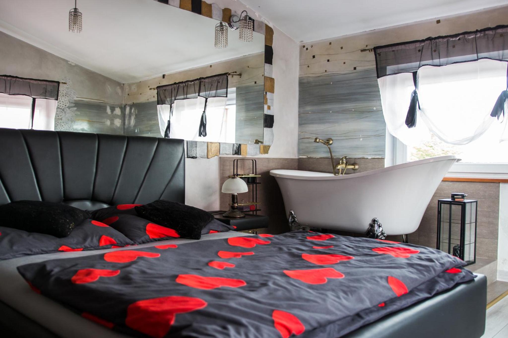 Deluxe Double Room with Bath - Photo 13