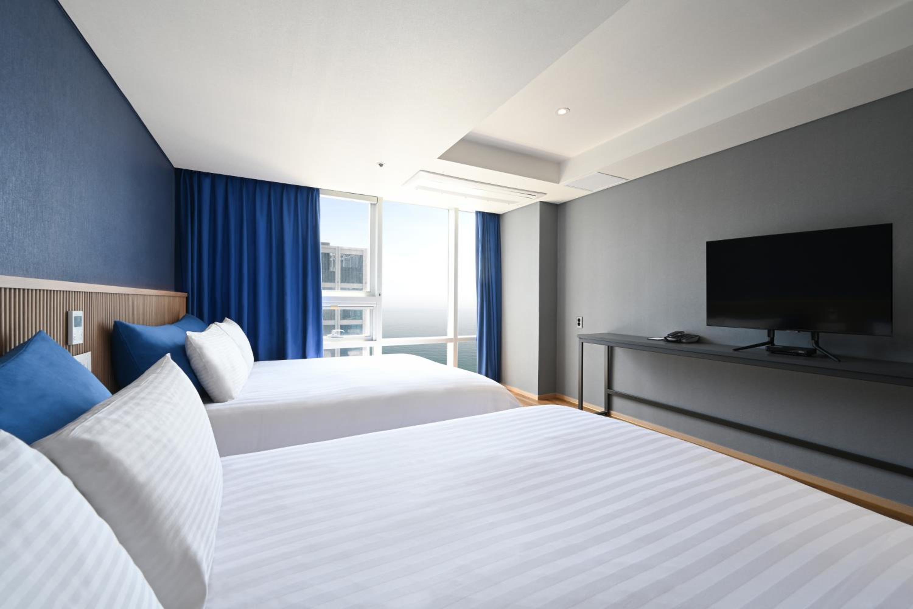 Deluxe Super Twin Room with Half Ocean View