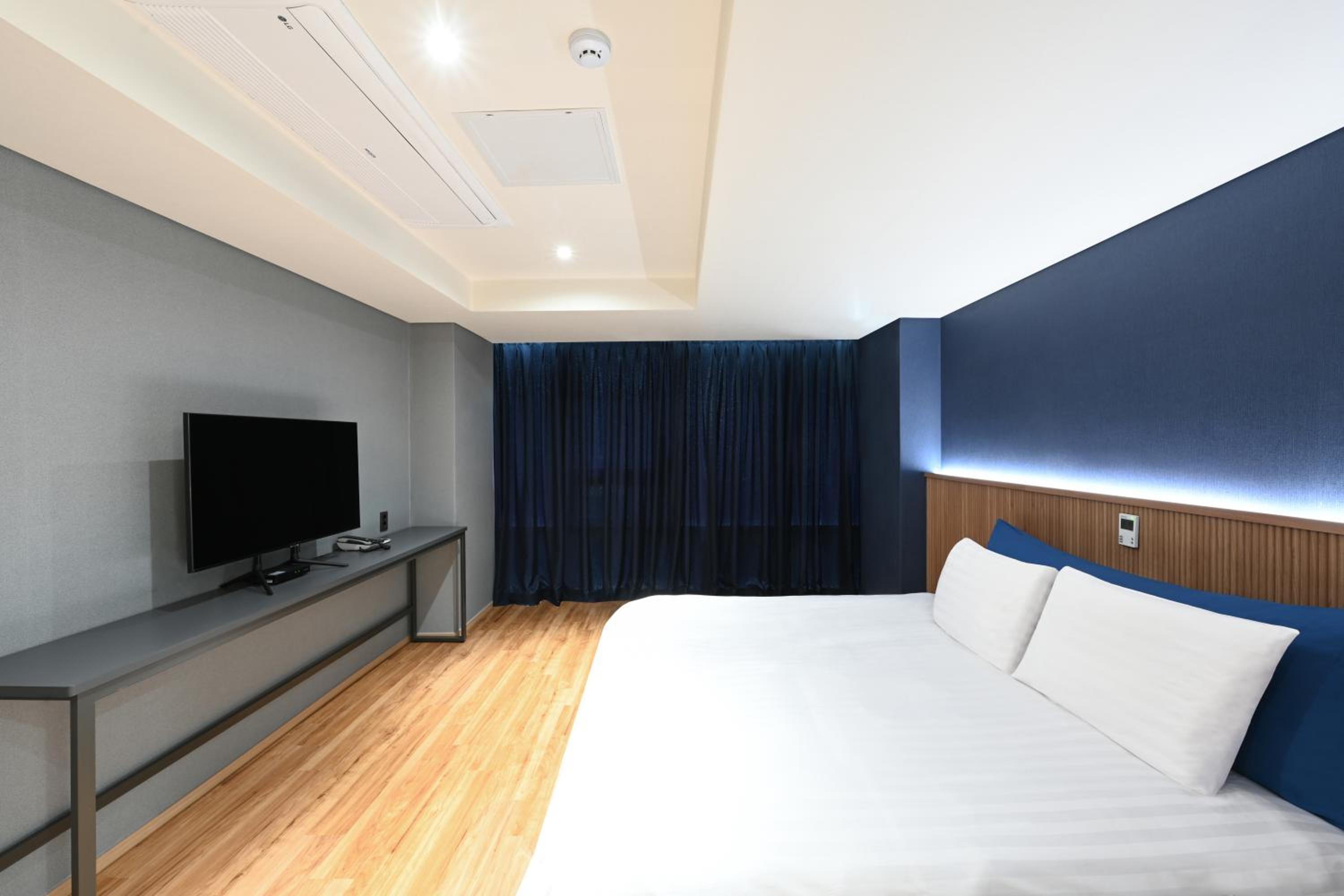 Deluxe Double Room with No View photo 2