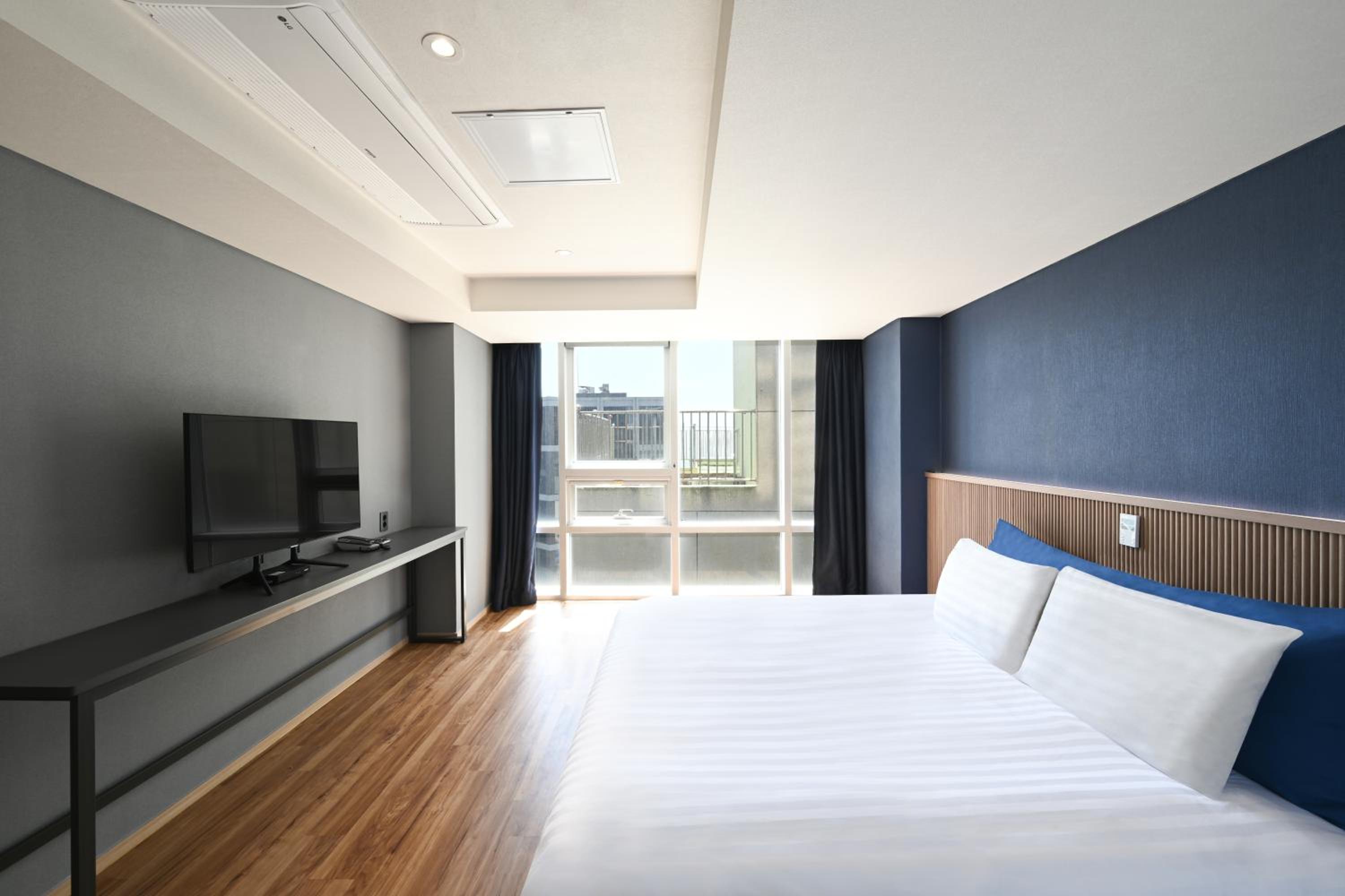 Deluxe Double Room with No View