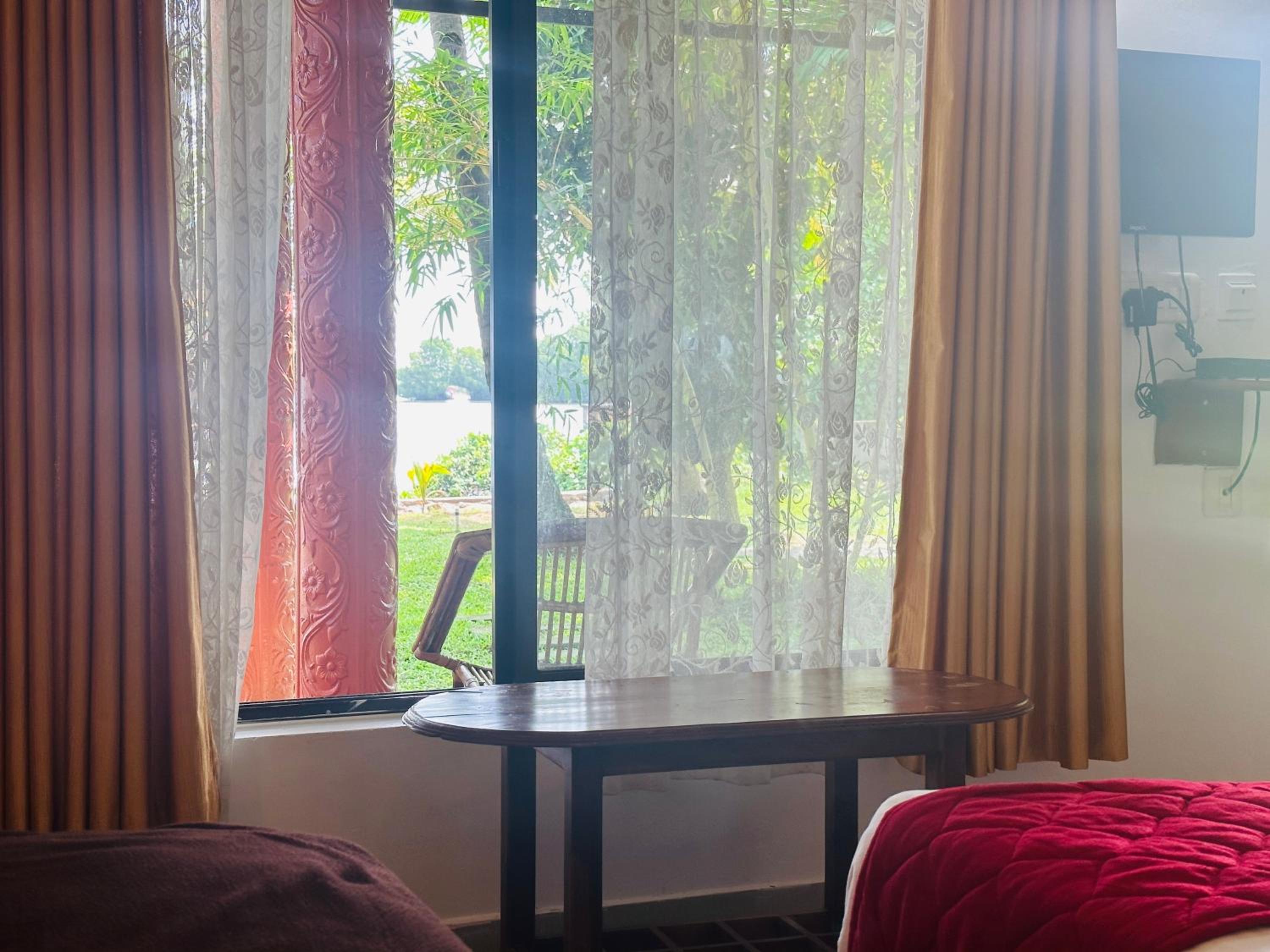 Double Room with Lake View - Photo 5