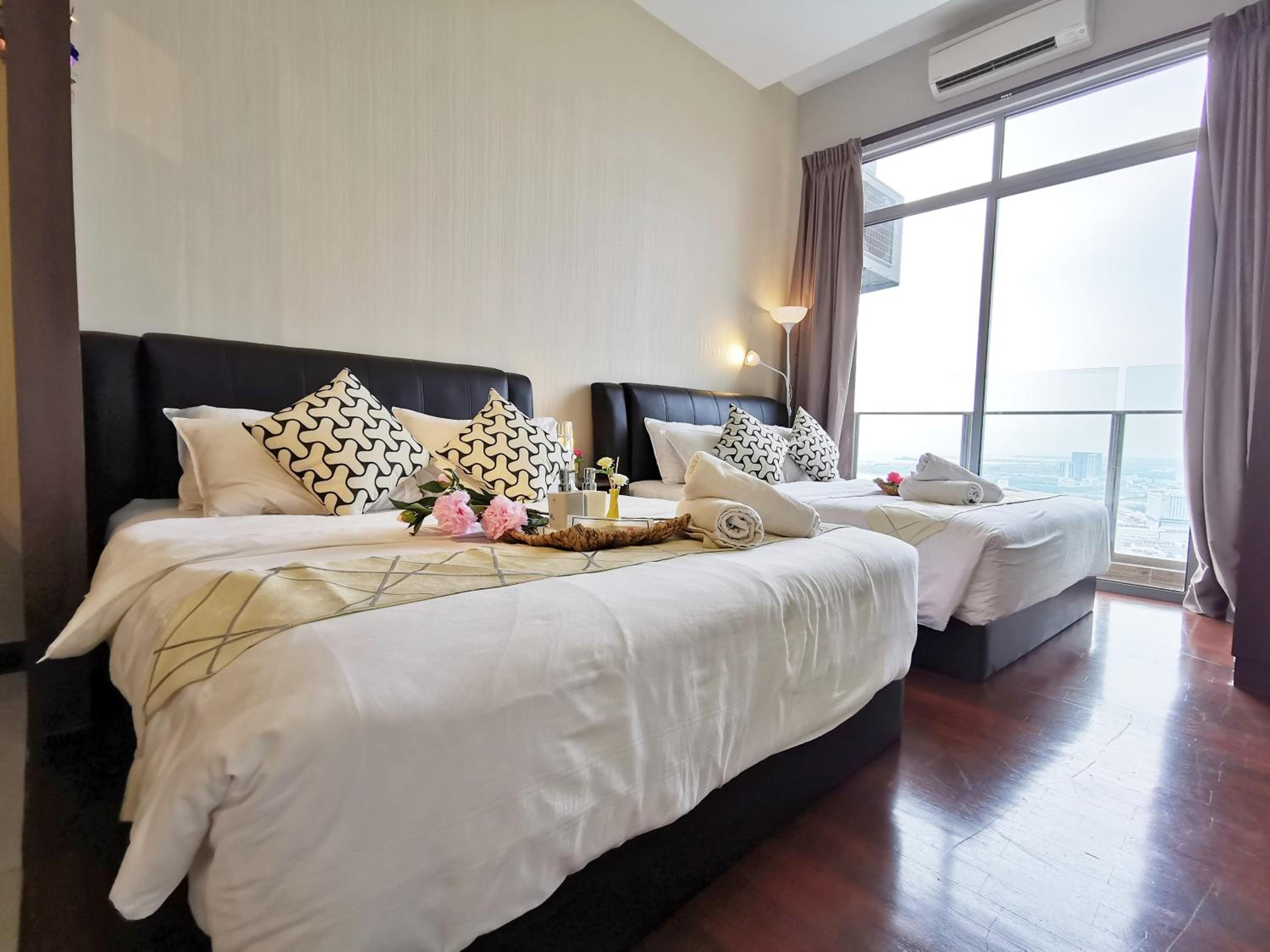 Deluxe Twin Studio (Private Bathtub and City View)