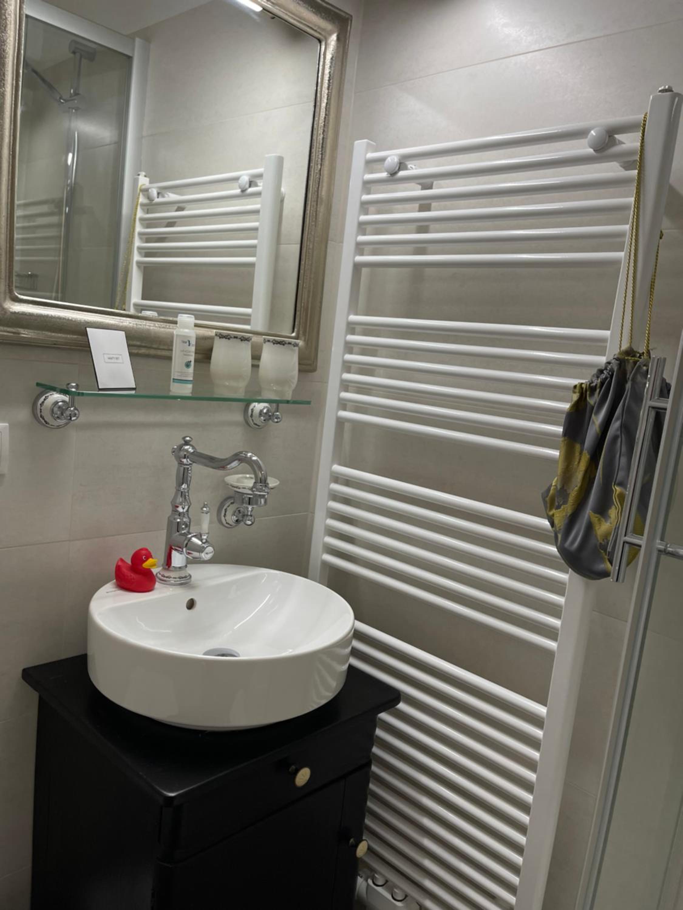 Deluxe Double Room with Shower - Photo 5