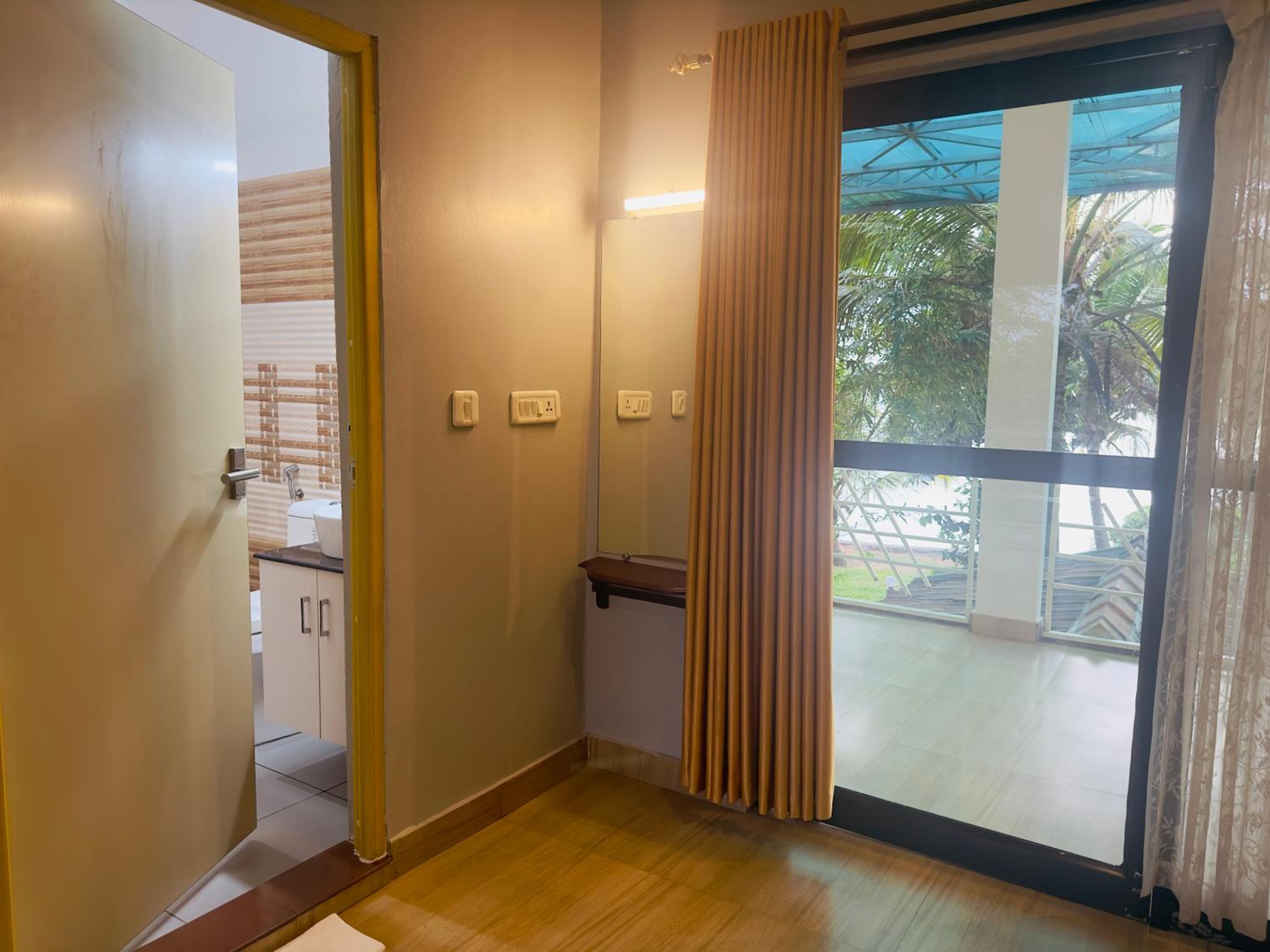 Suite with Lake View - Photo 9