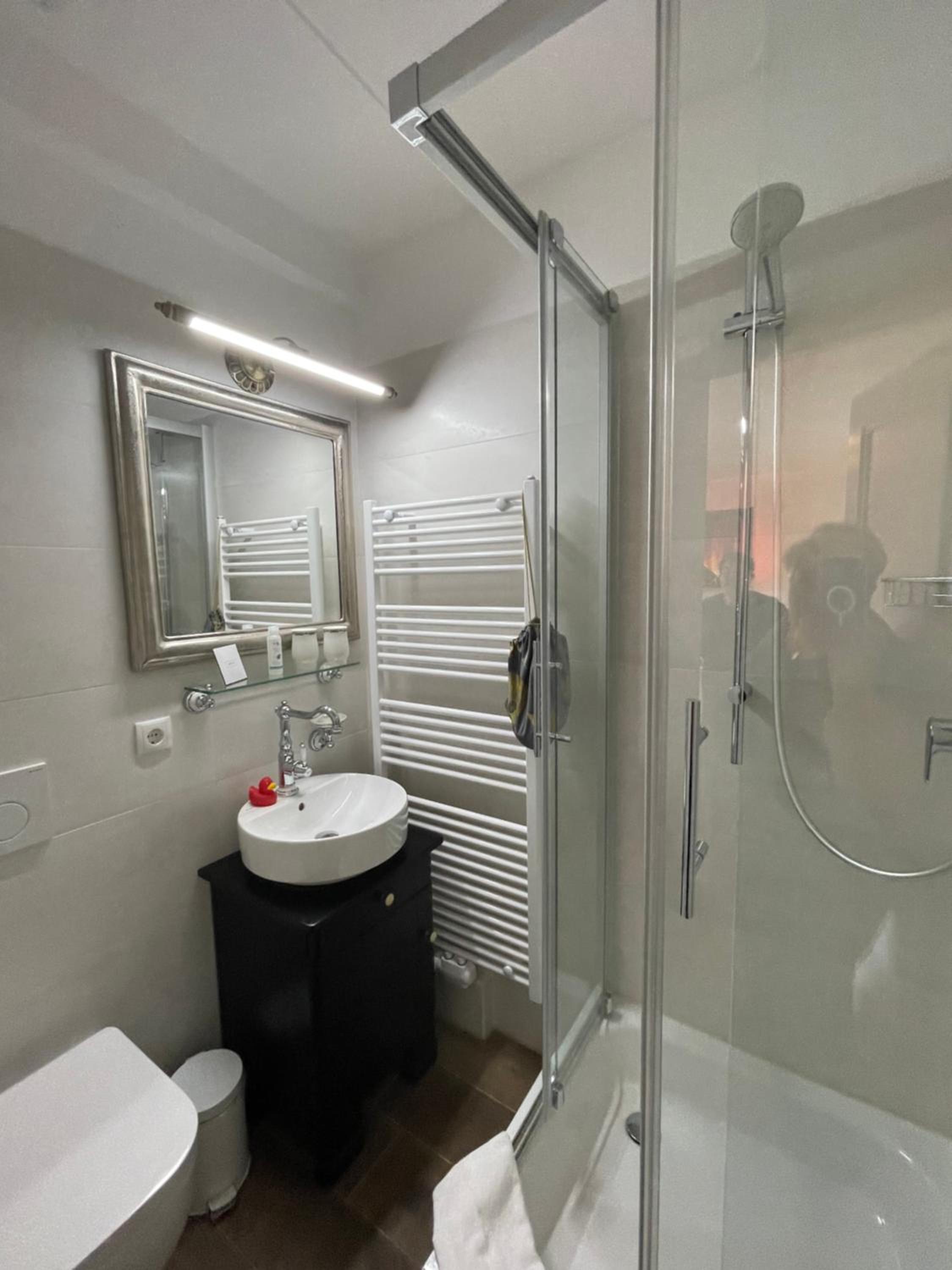 Deluxe Double Room with Shower - Photo 3