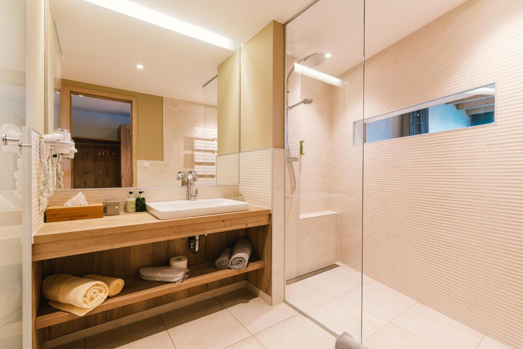 Large Double Room with Balcony - Photo 5