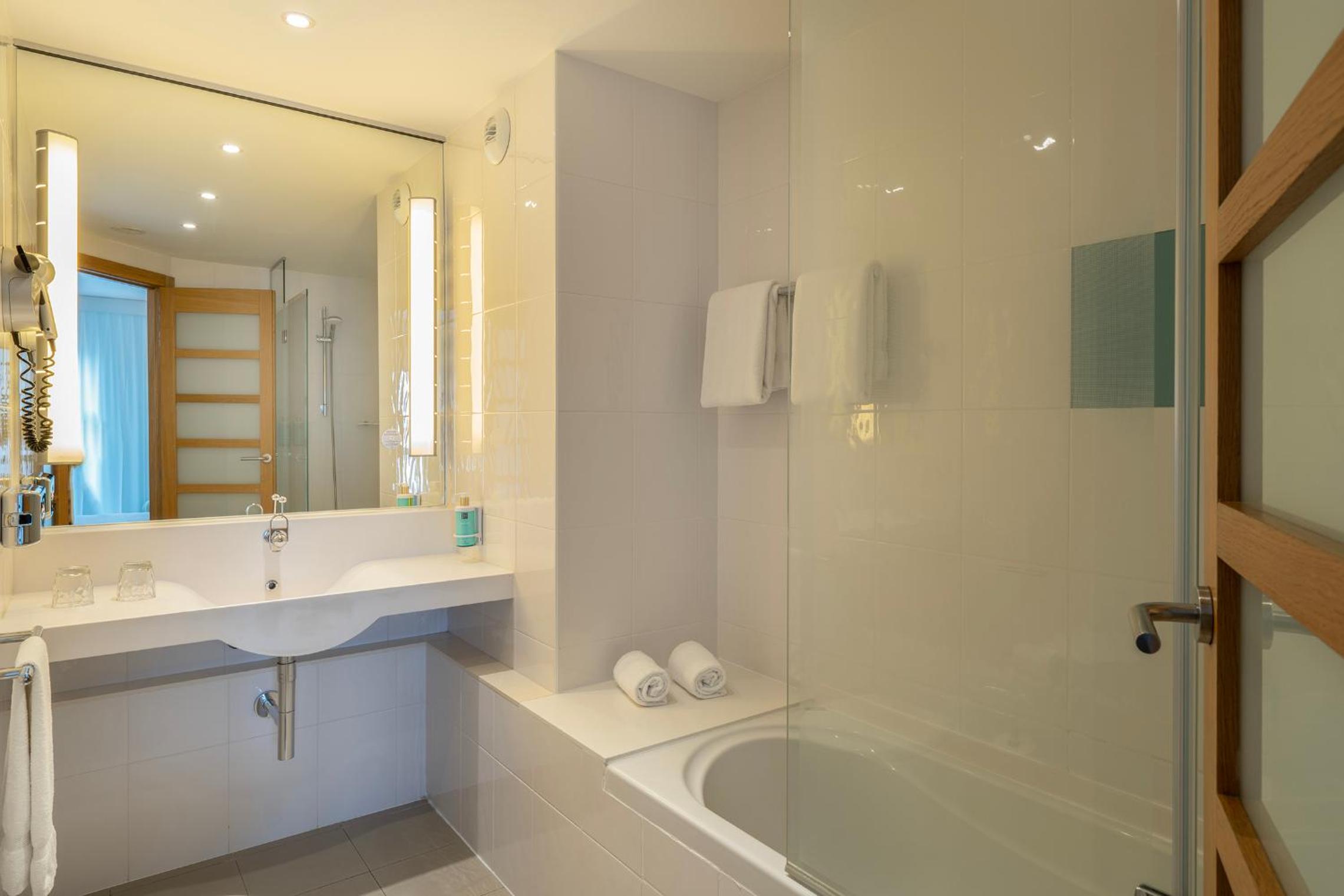 Standard Room thumbnail 6
