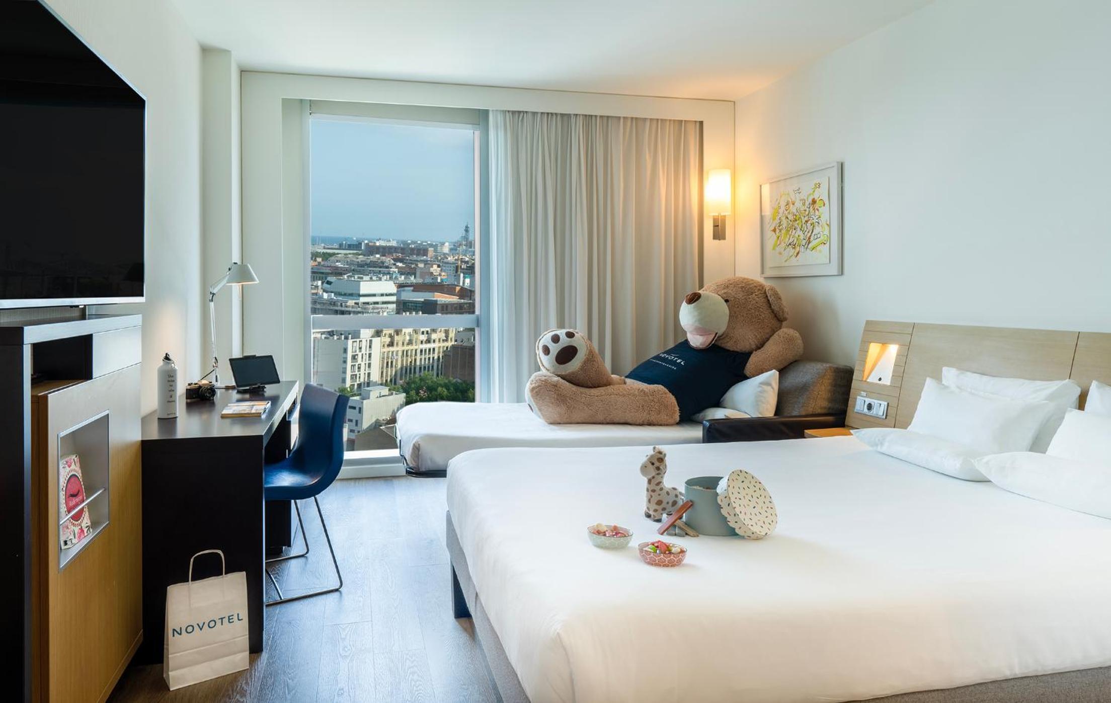Family Room with City View thumbnail 6