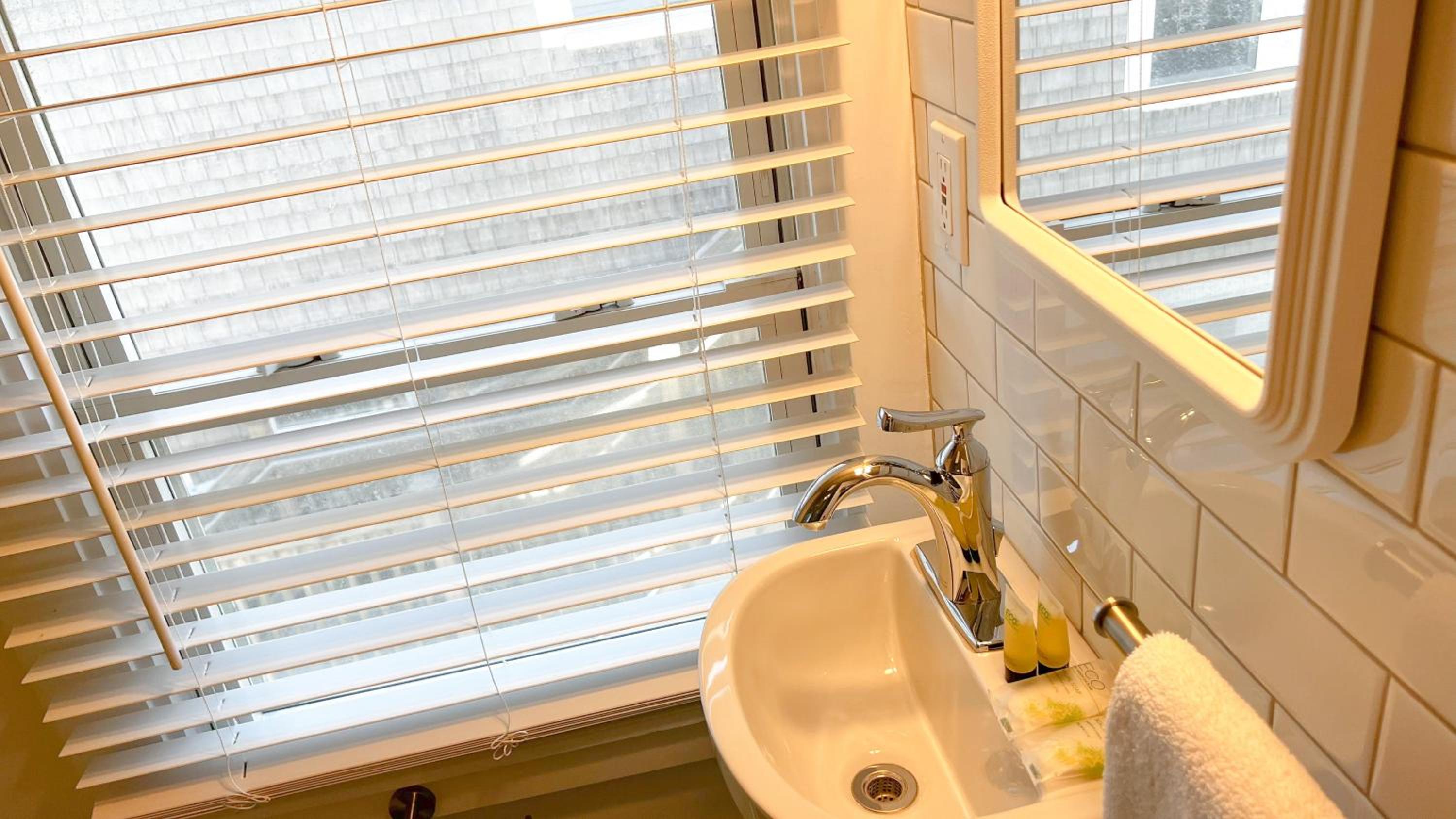 Double or Twin Room with Private Bathroom photo 3