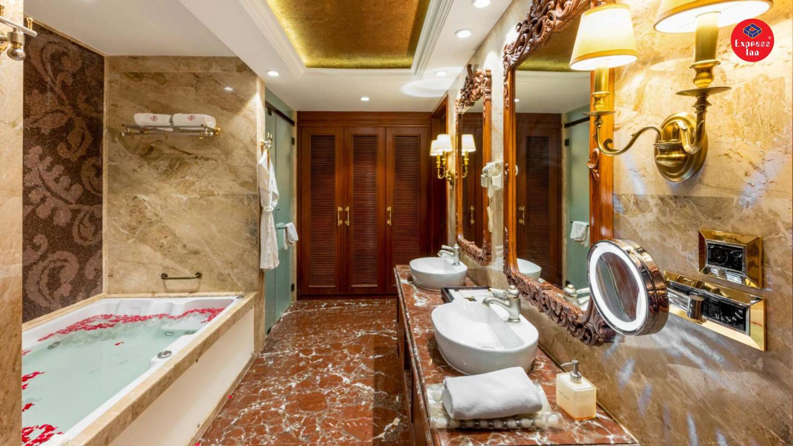 Chairman Suite  - Photo 2