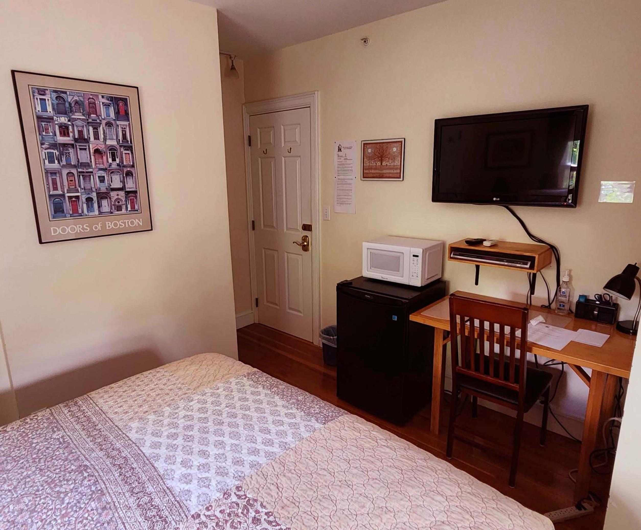 Queen Room photo 2