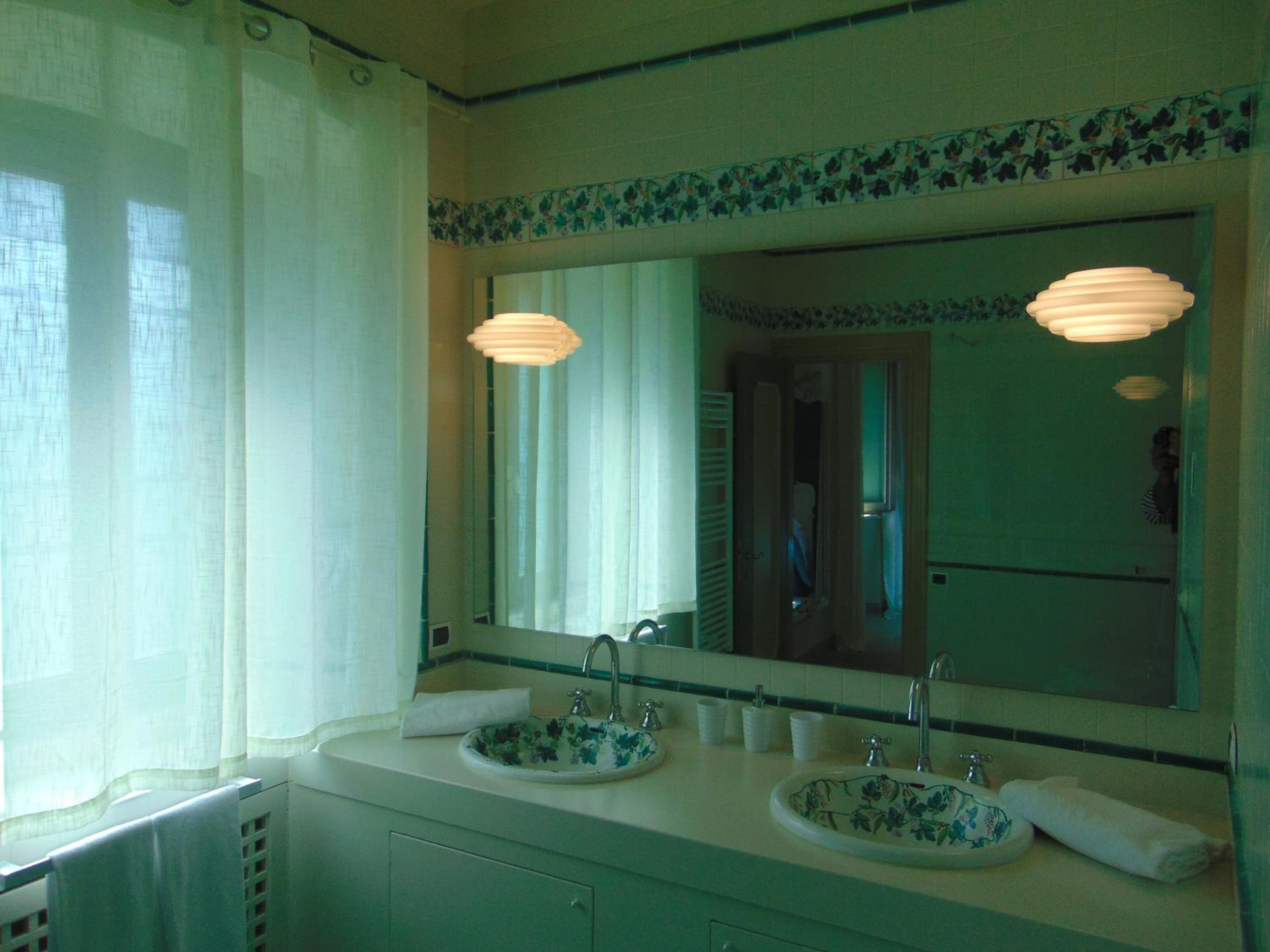 Deluxe King Room photo 2