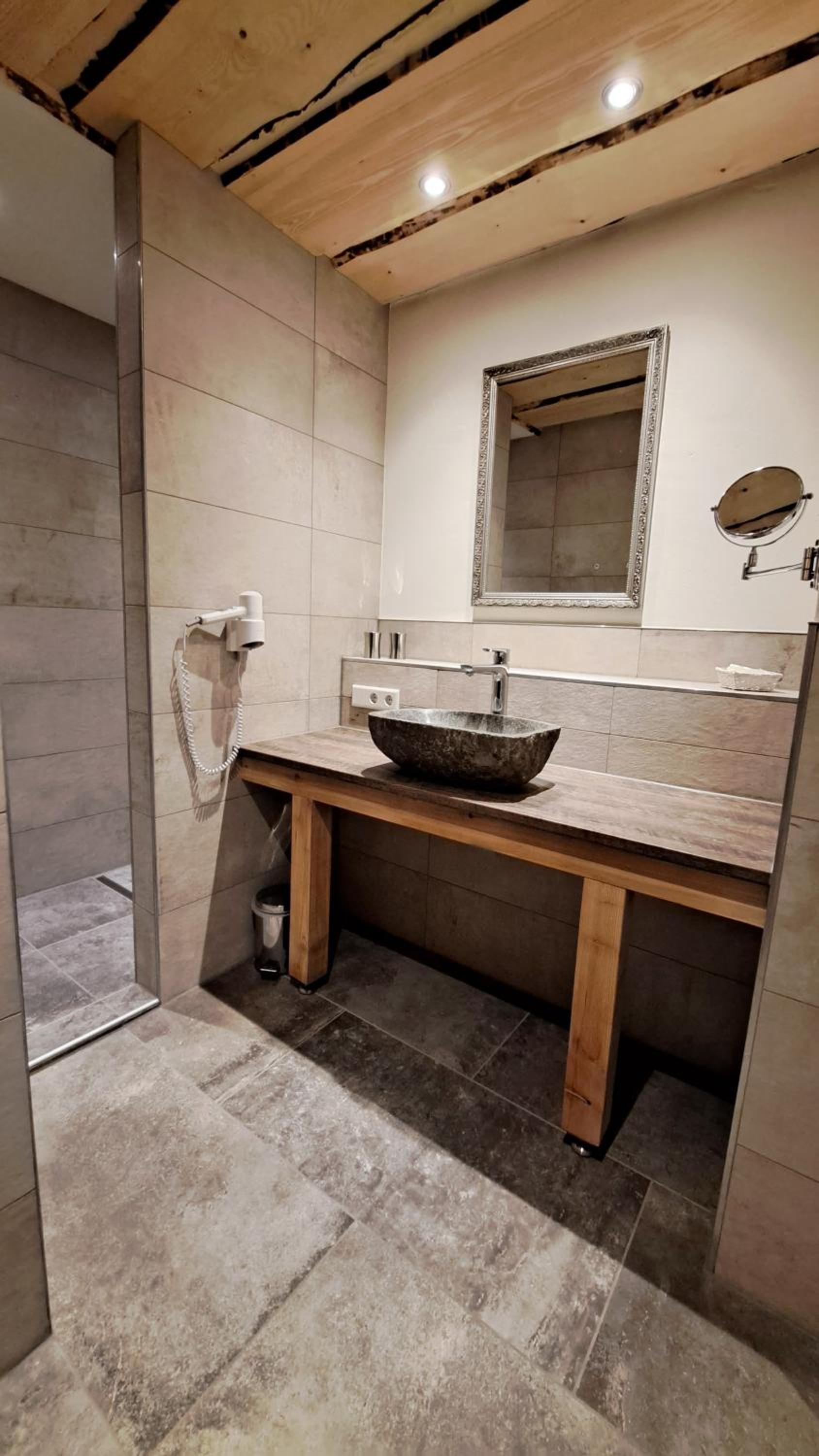 Luxury Two-Bedroom Apartment with Balcony - Photo 2