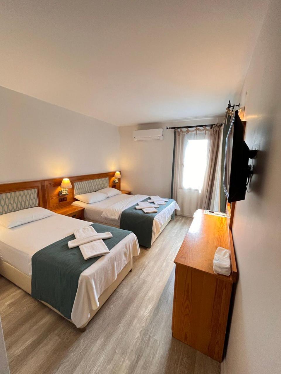 Triple Room with Pool View - Photo 1