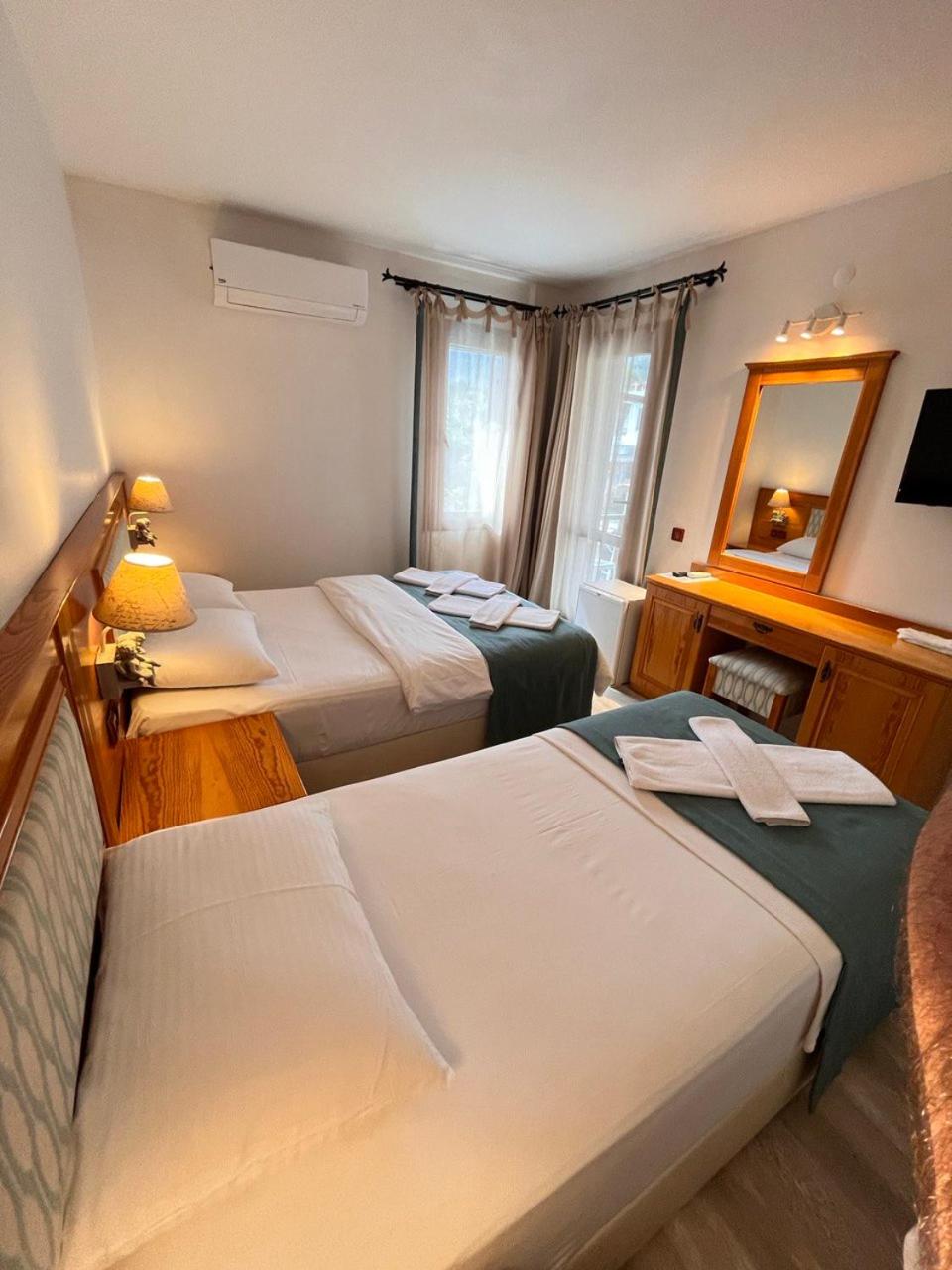 Triple Room with Pool View - Photo 4