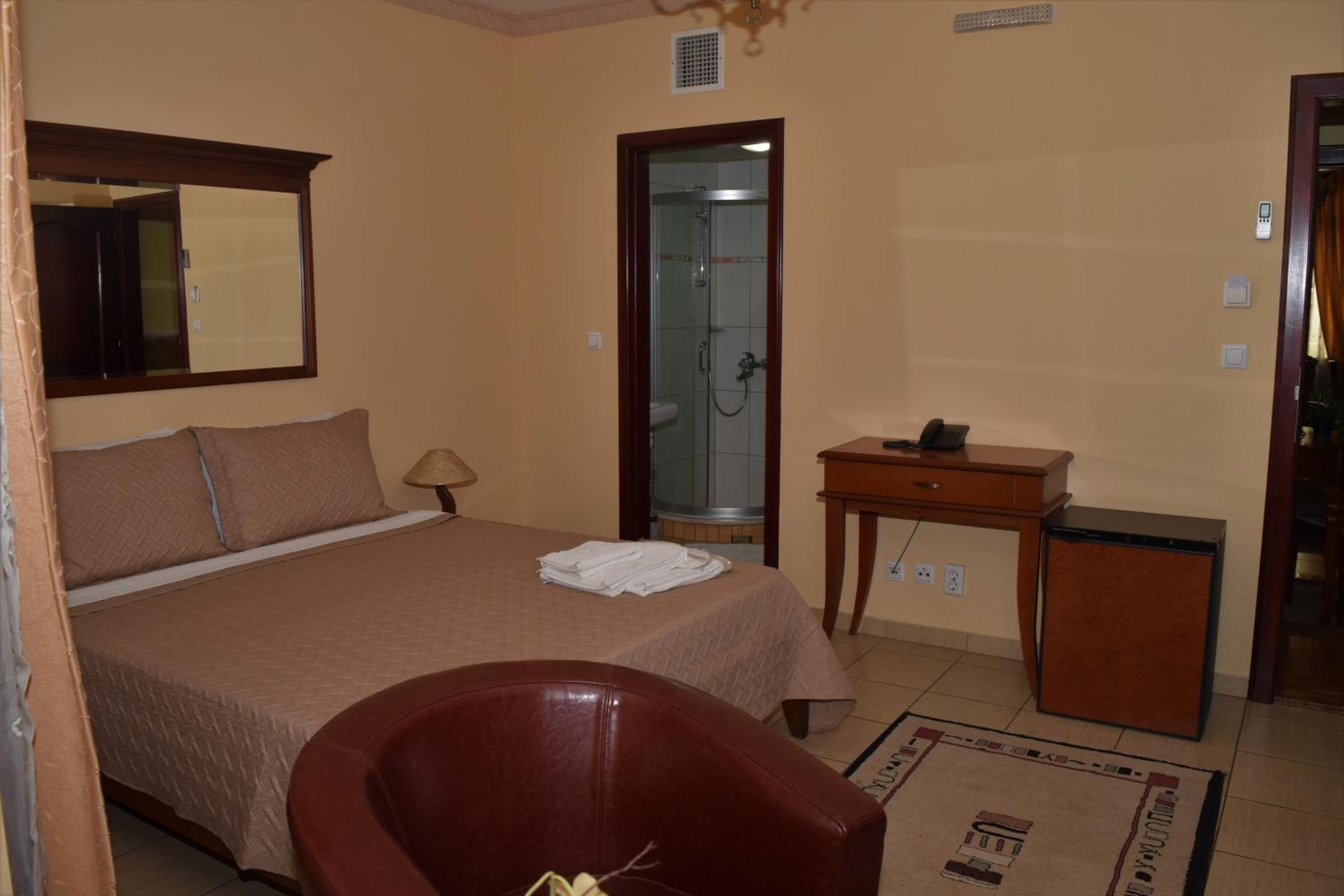 Large Double Room - Photo 12