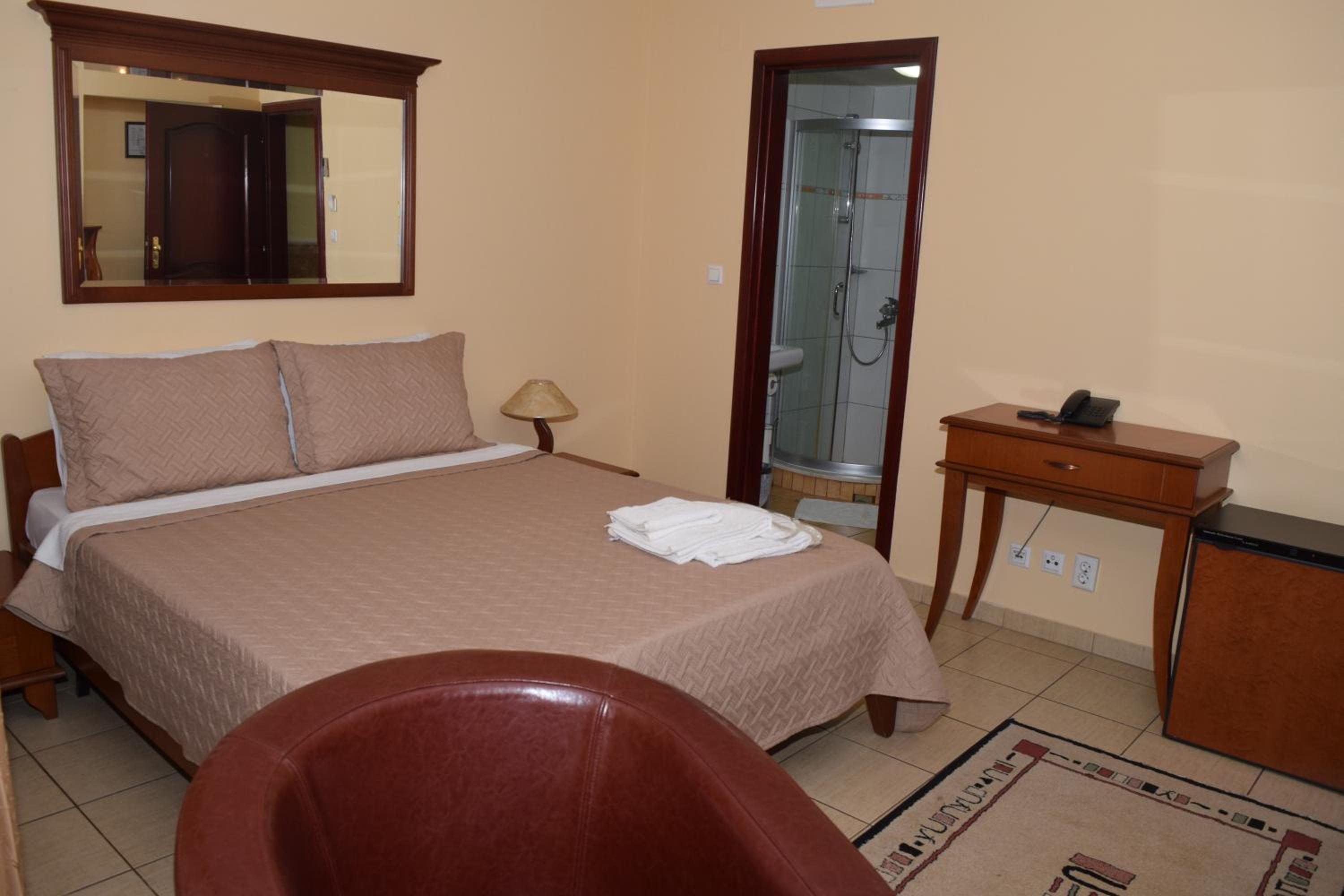 Large Double Room - Photo 13