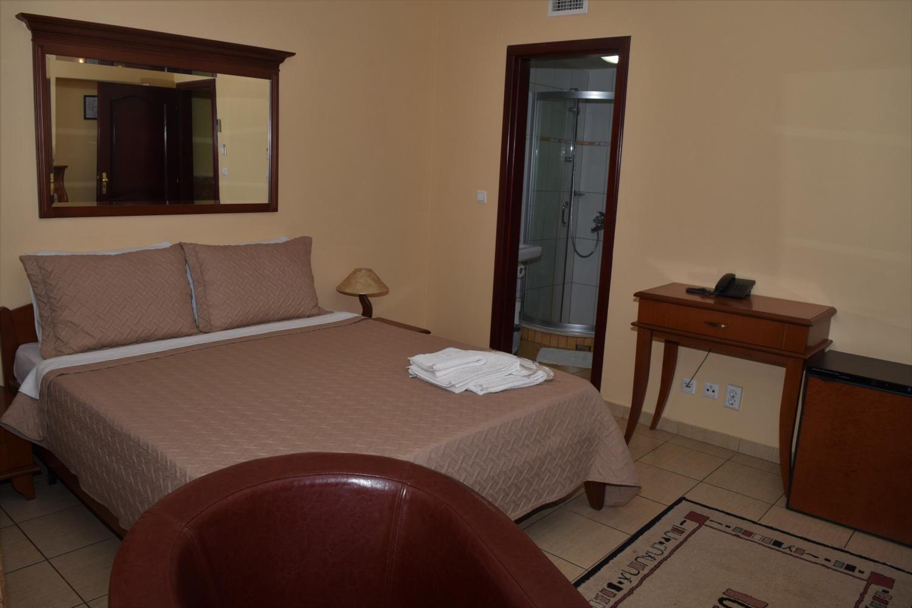Large Double Room - Photo 14