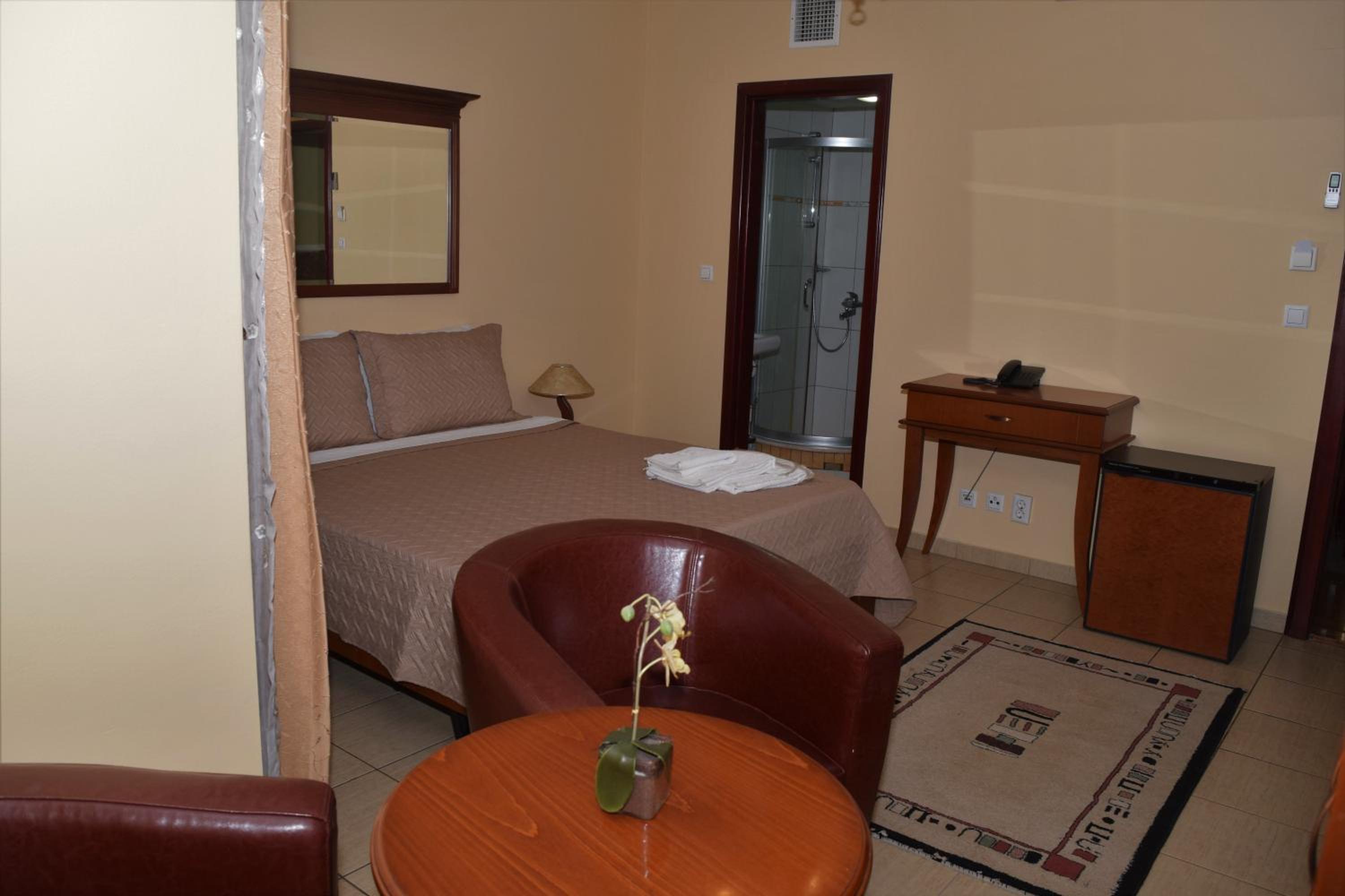 Large Double Room - Photo 15