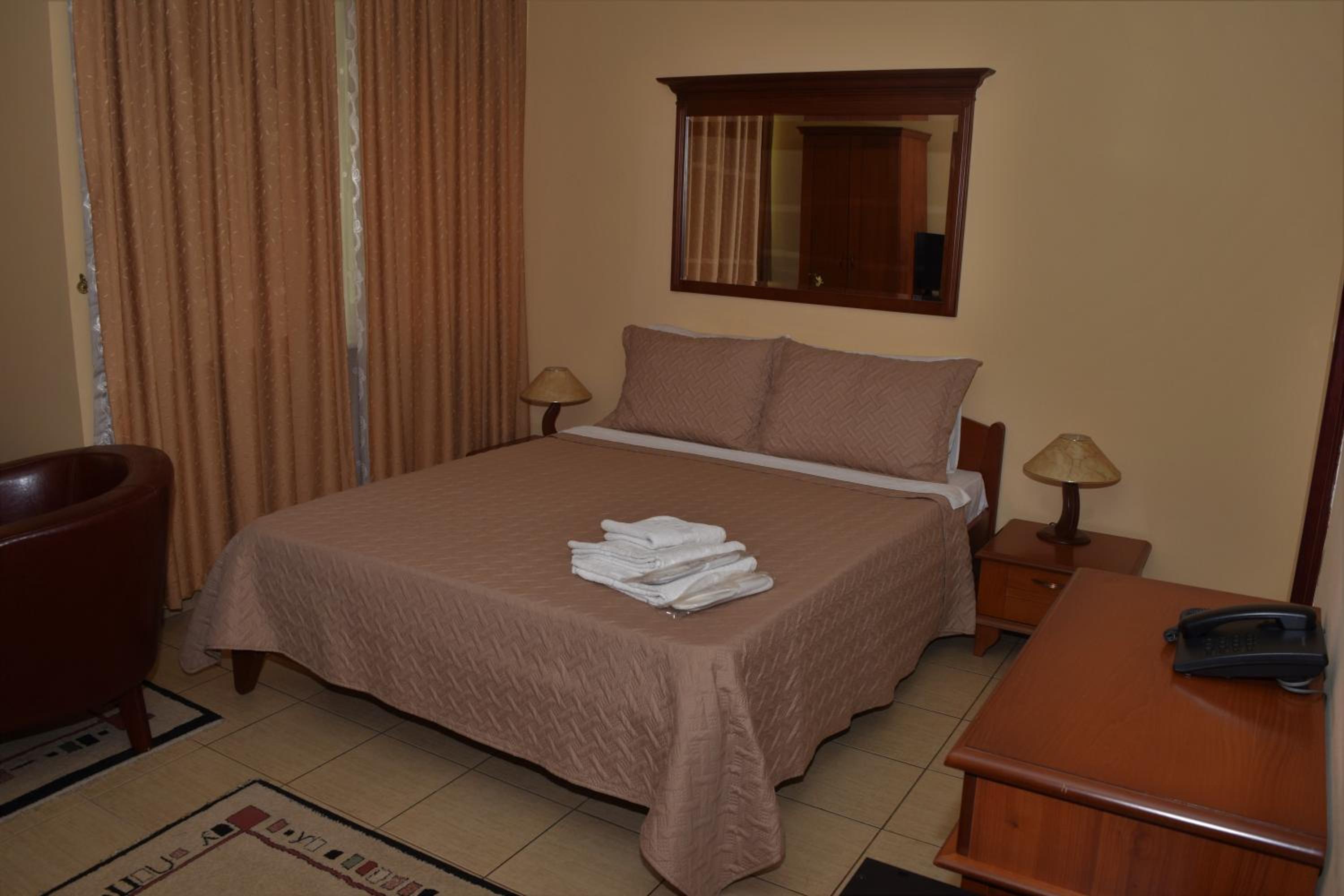 Large Double Room - Photo 2