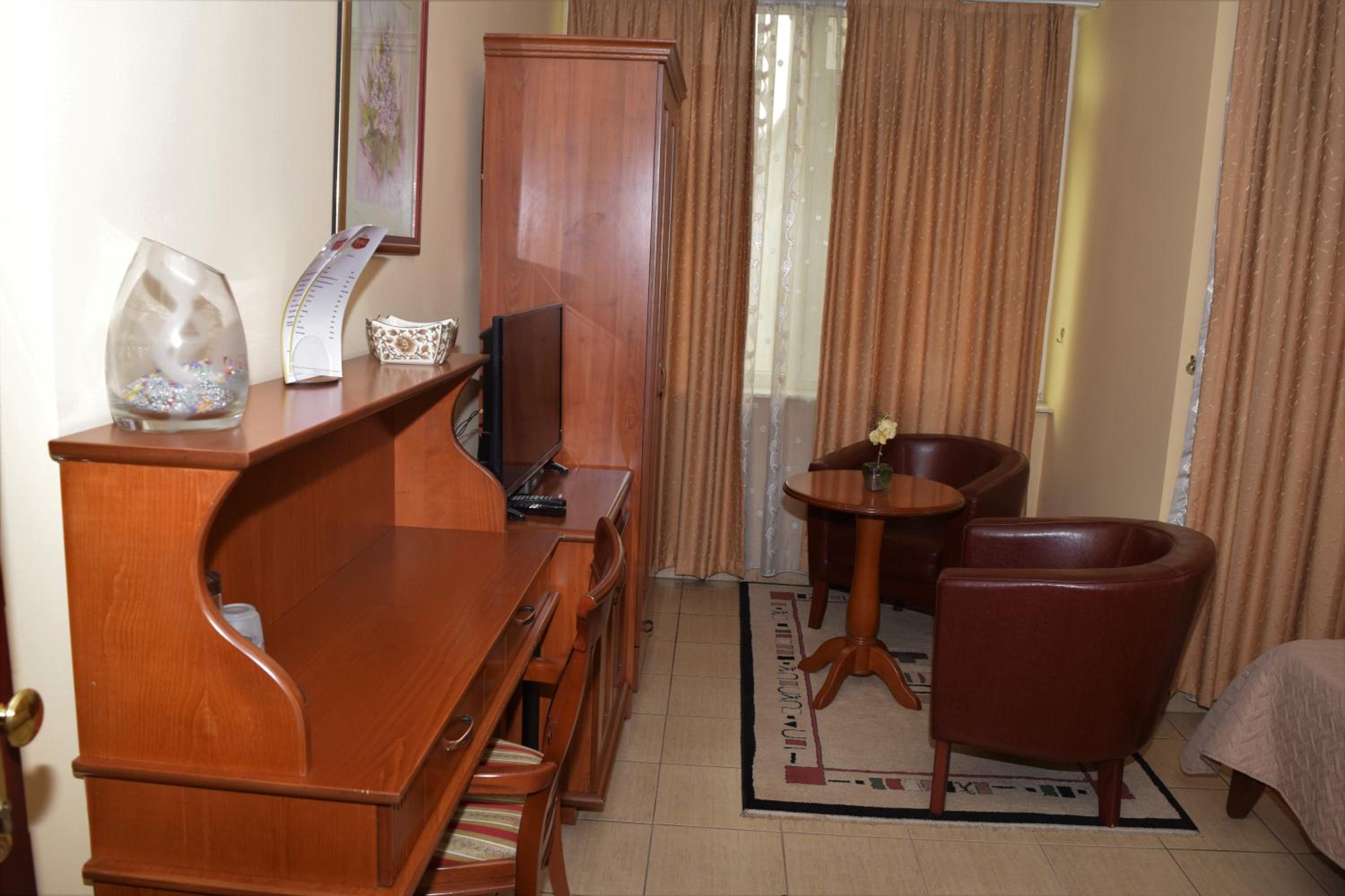 Large Double Room - Photo 17