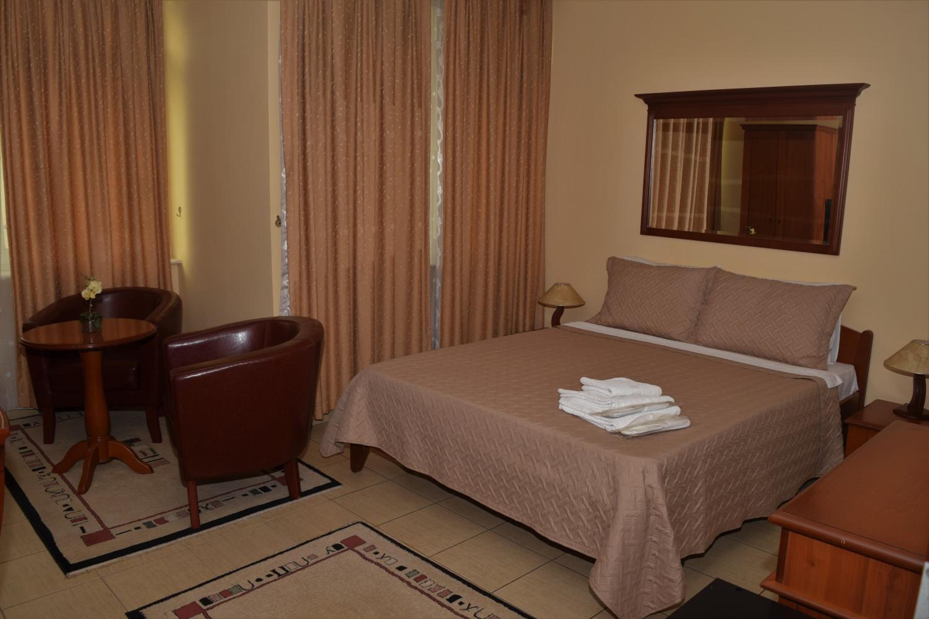 Large Double Room - Photo 20