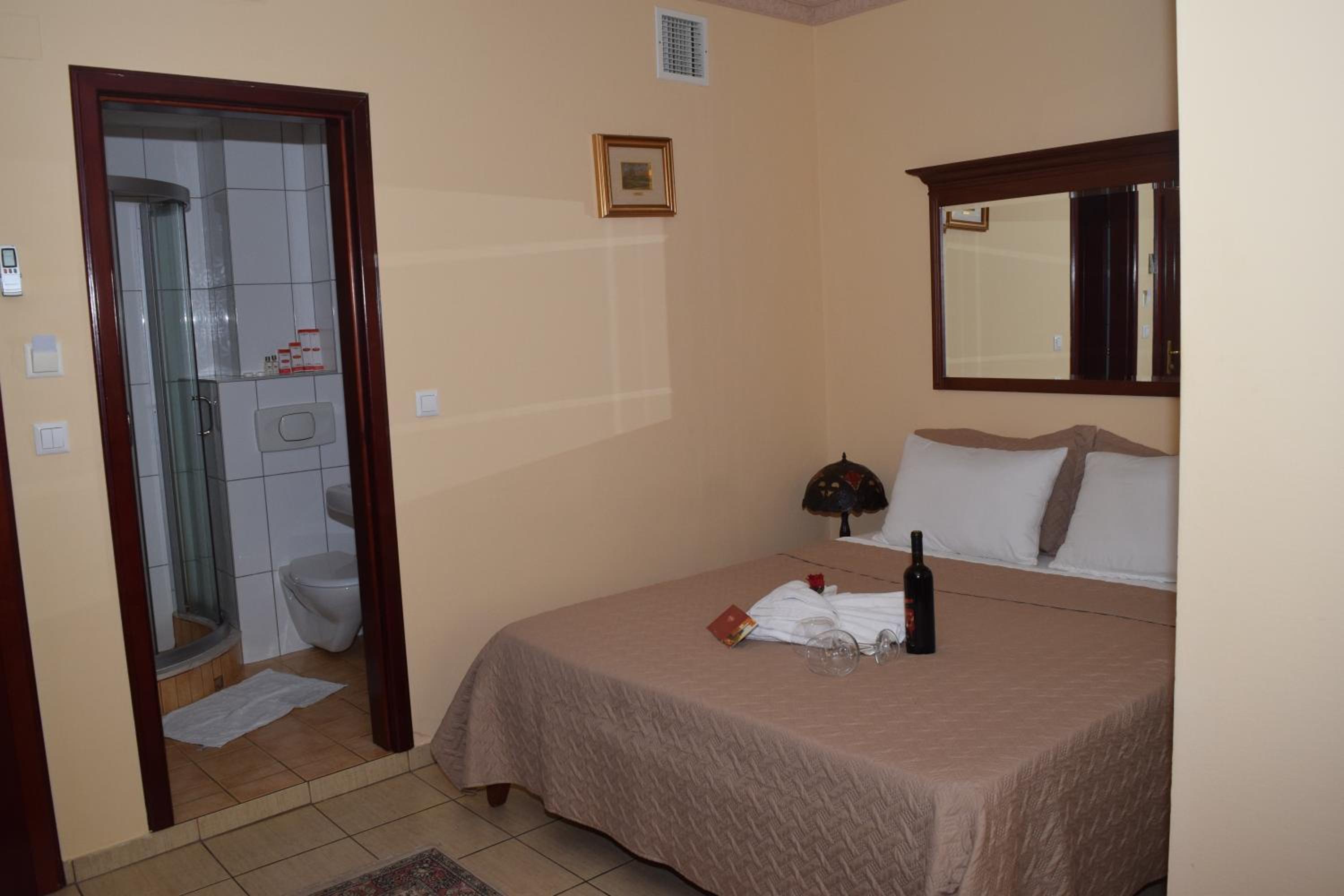 Large Double Room - Photo 3