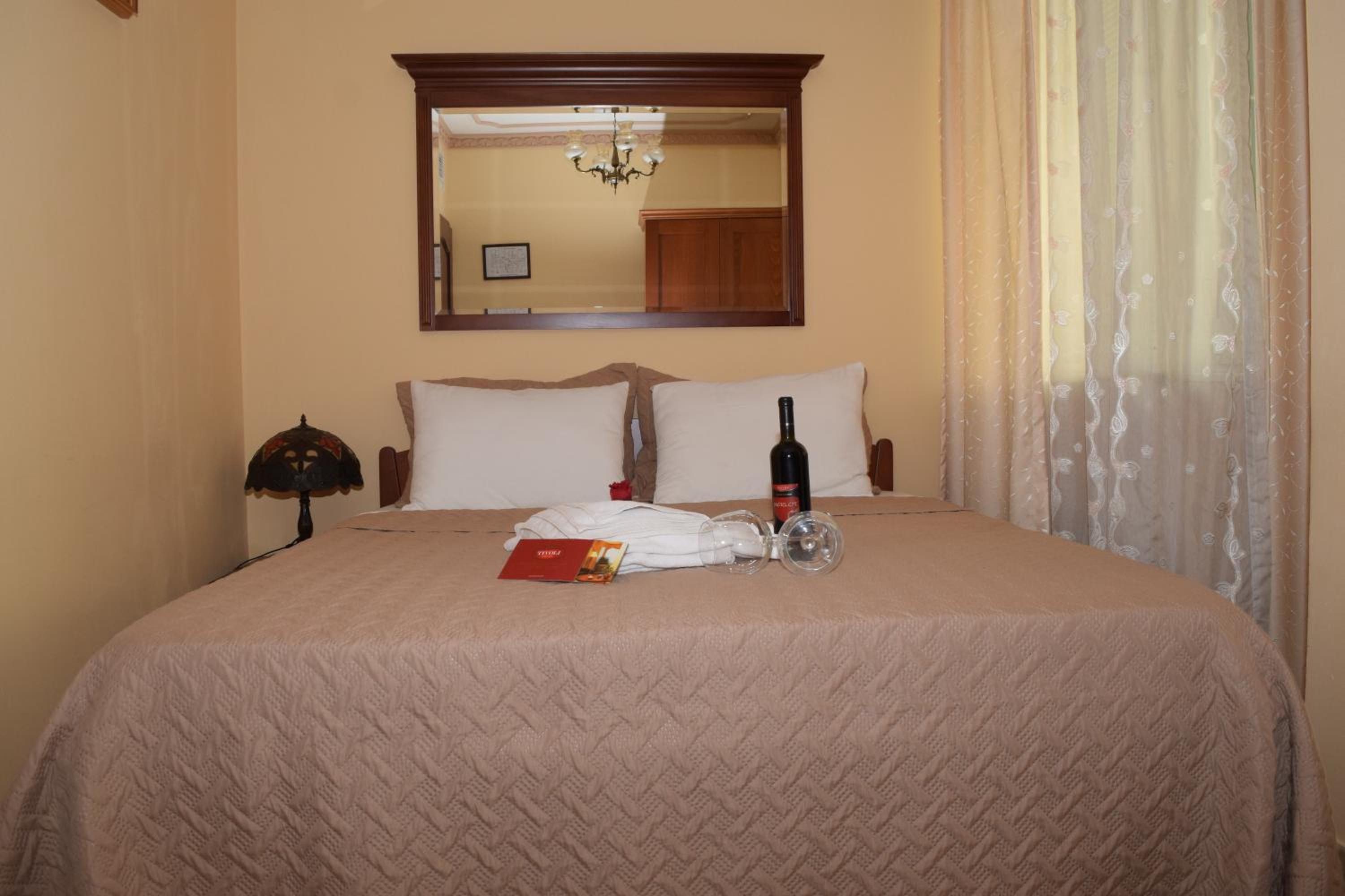 Large Double Room - Photo 7