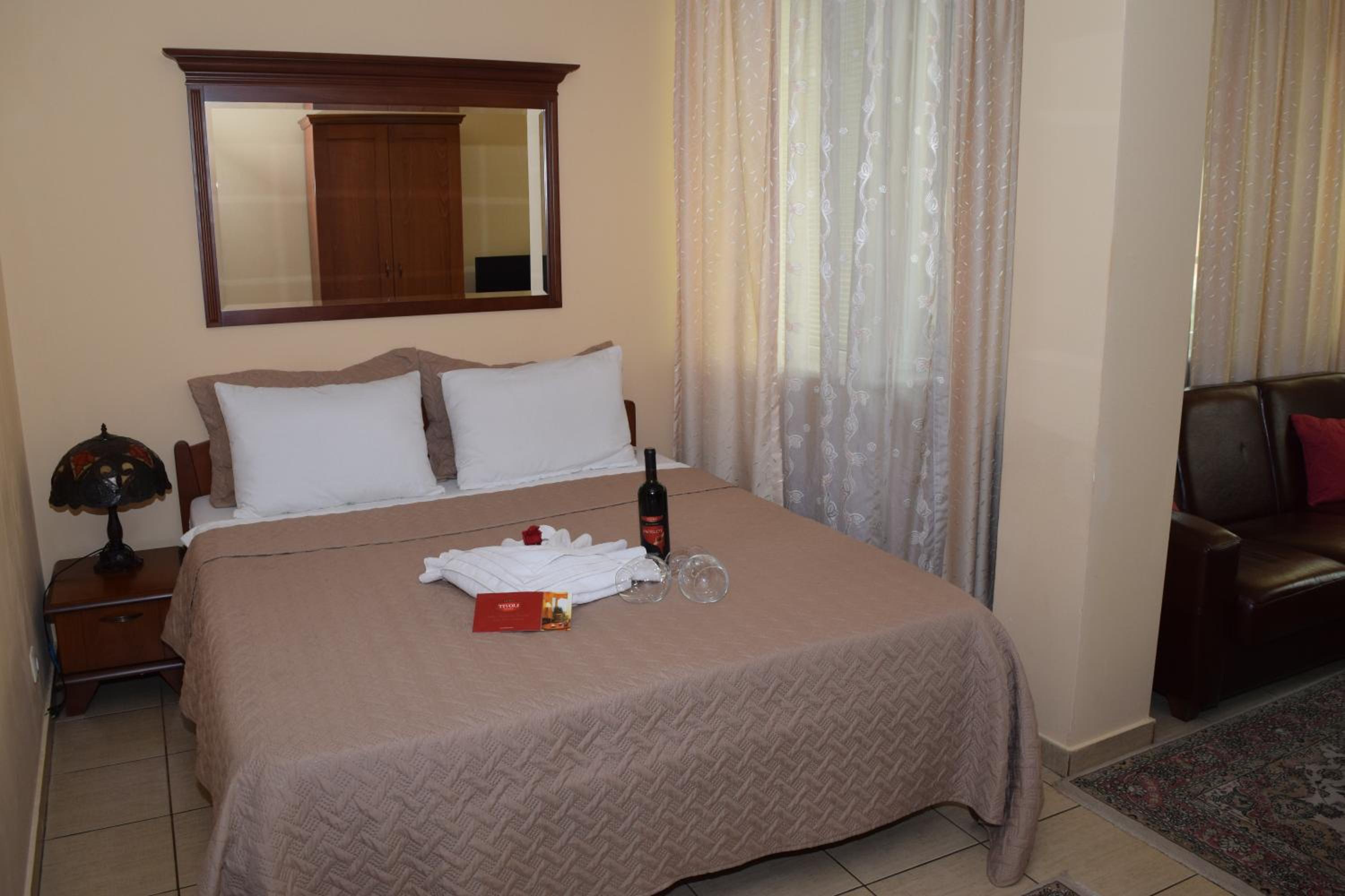 Large Double Room - Photo 10