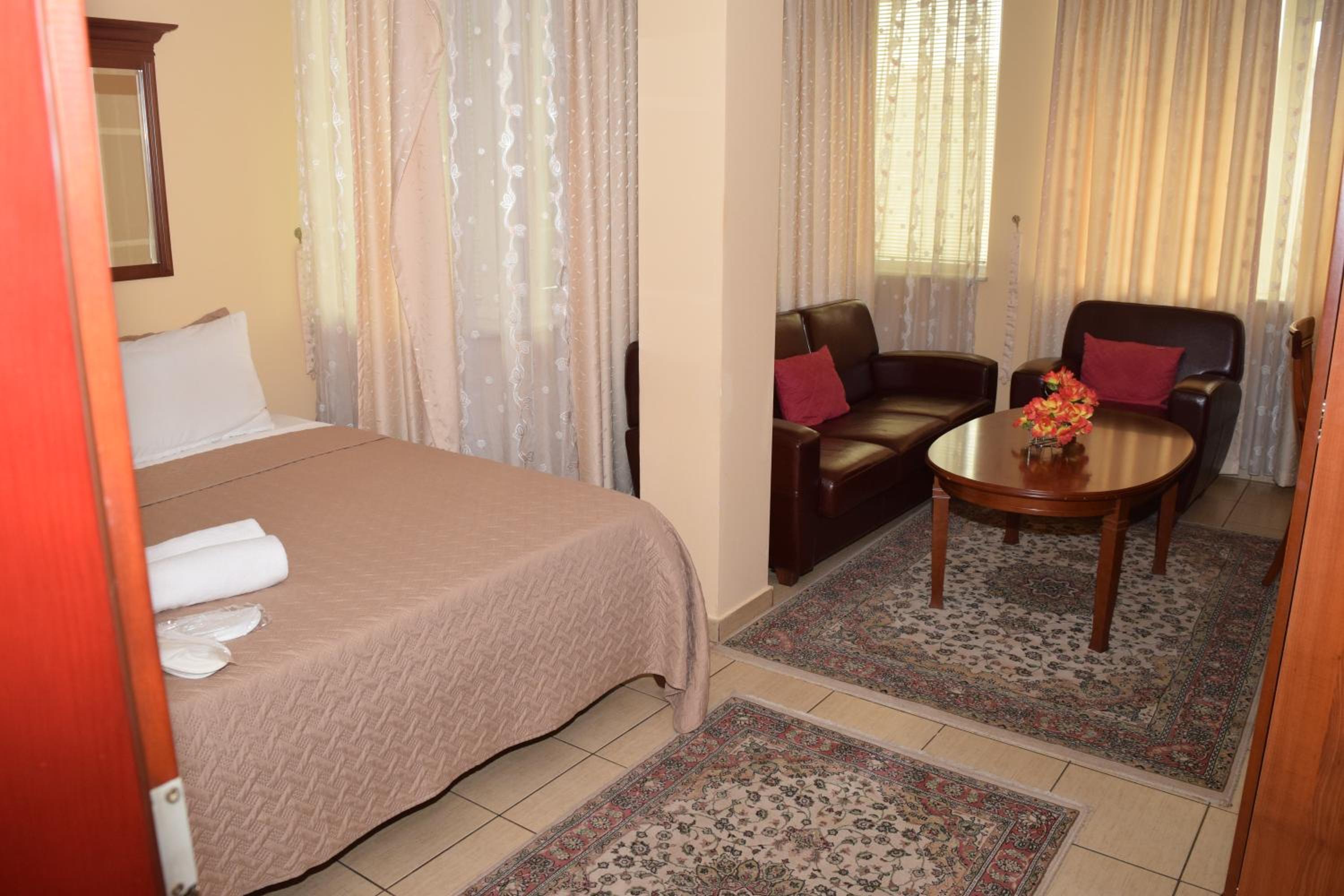 Large Double Room - Photo 11