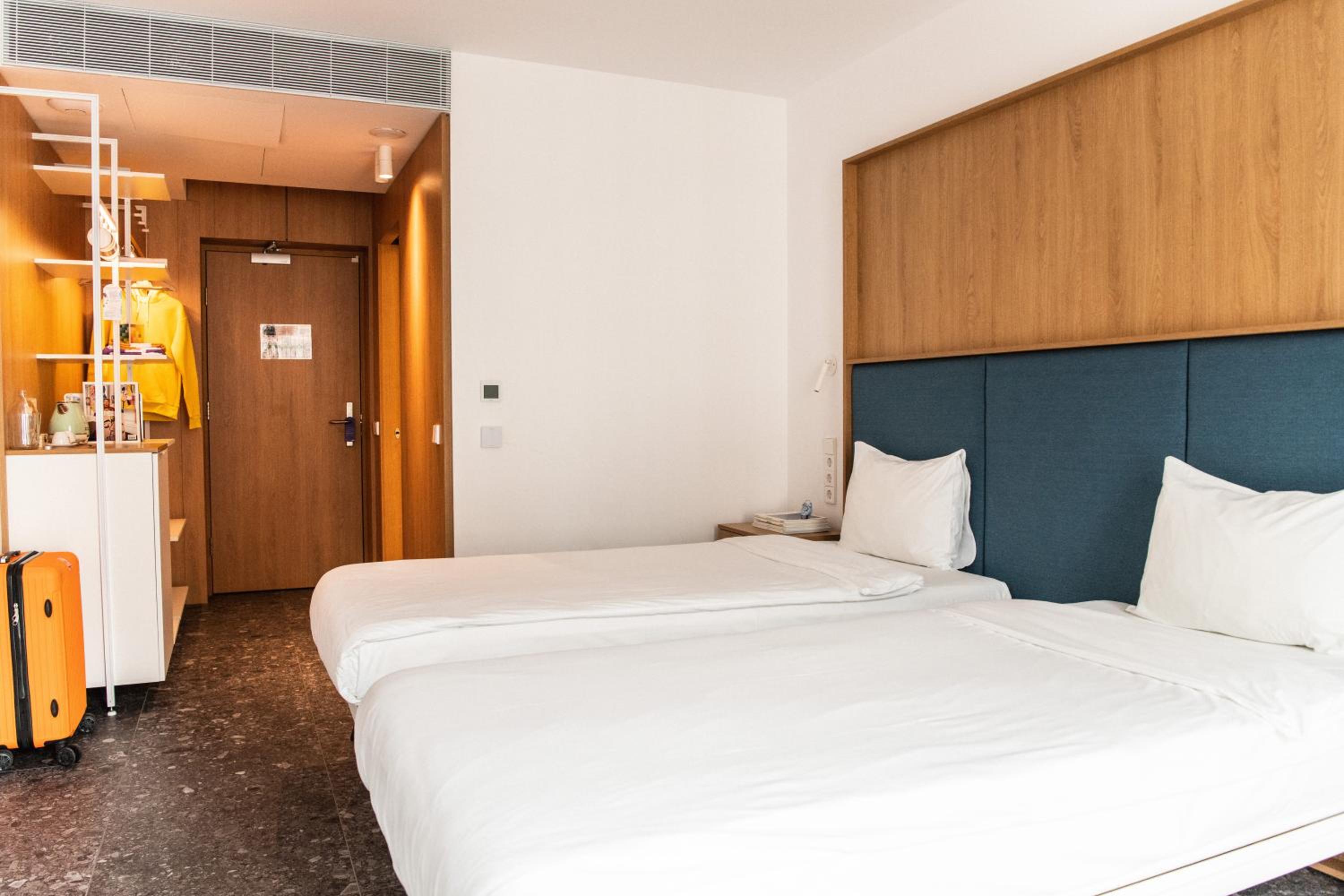 Twin Room - Photo 8