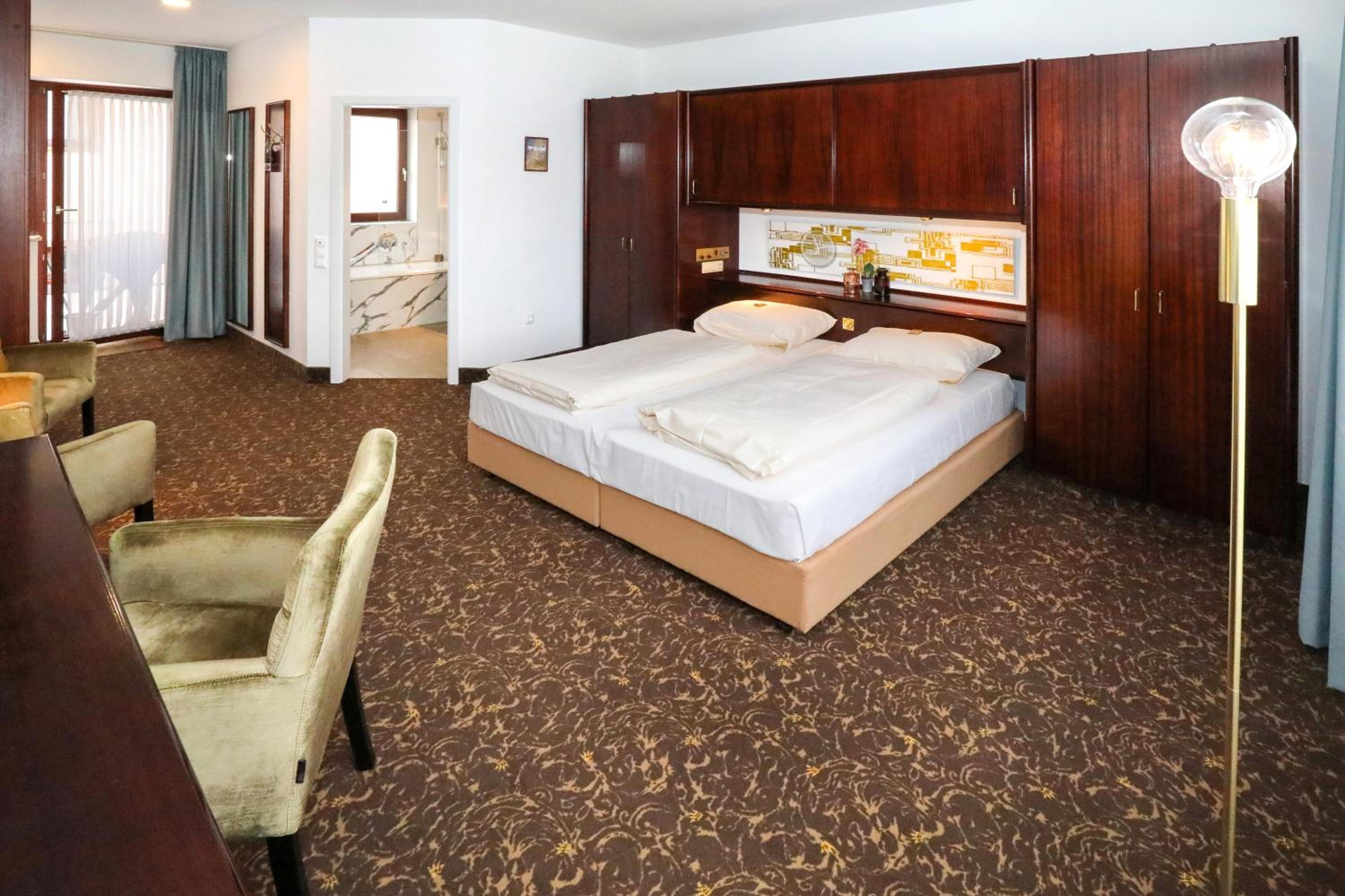 King Room with Balcony - Photo 4