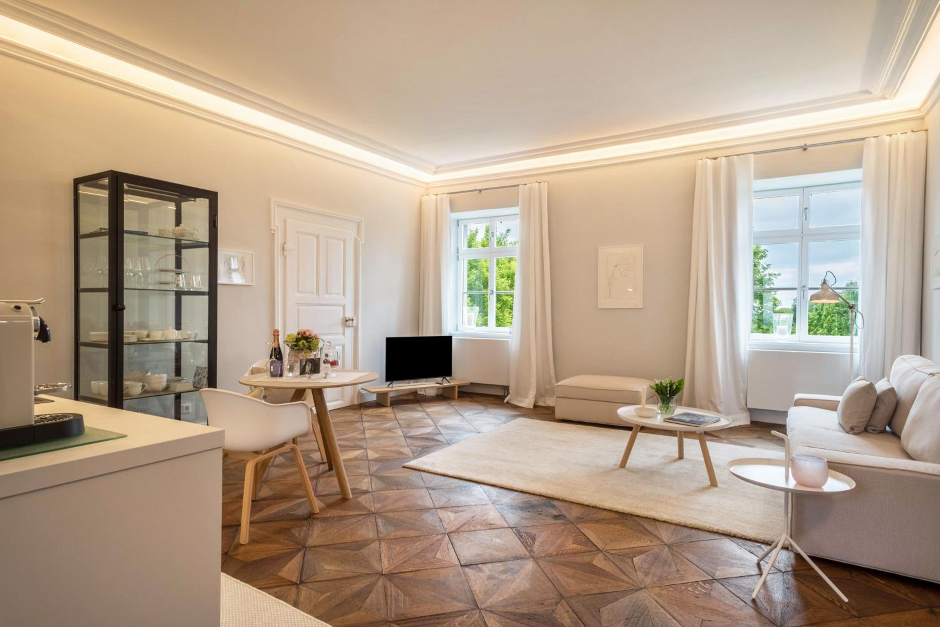 One-Bedroom Apartment with Lake View photo 1
