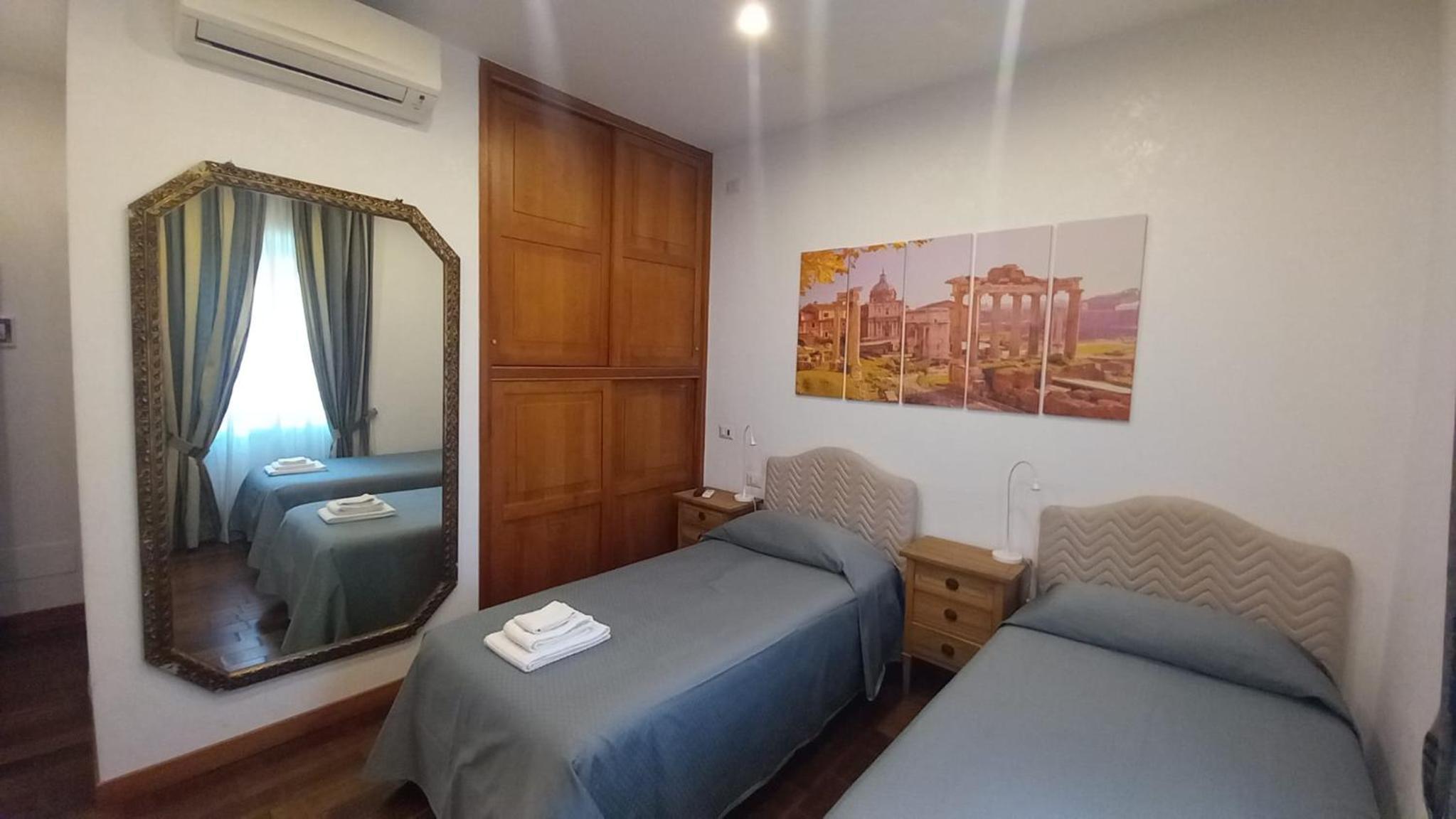 Twin Room with Private Bathroom photo 2