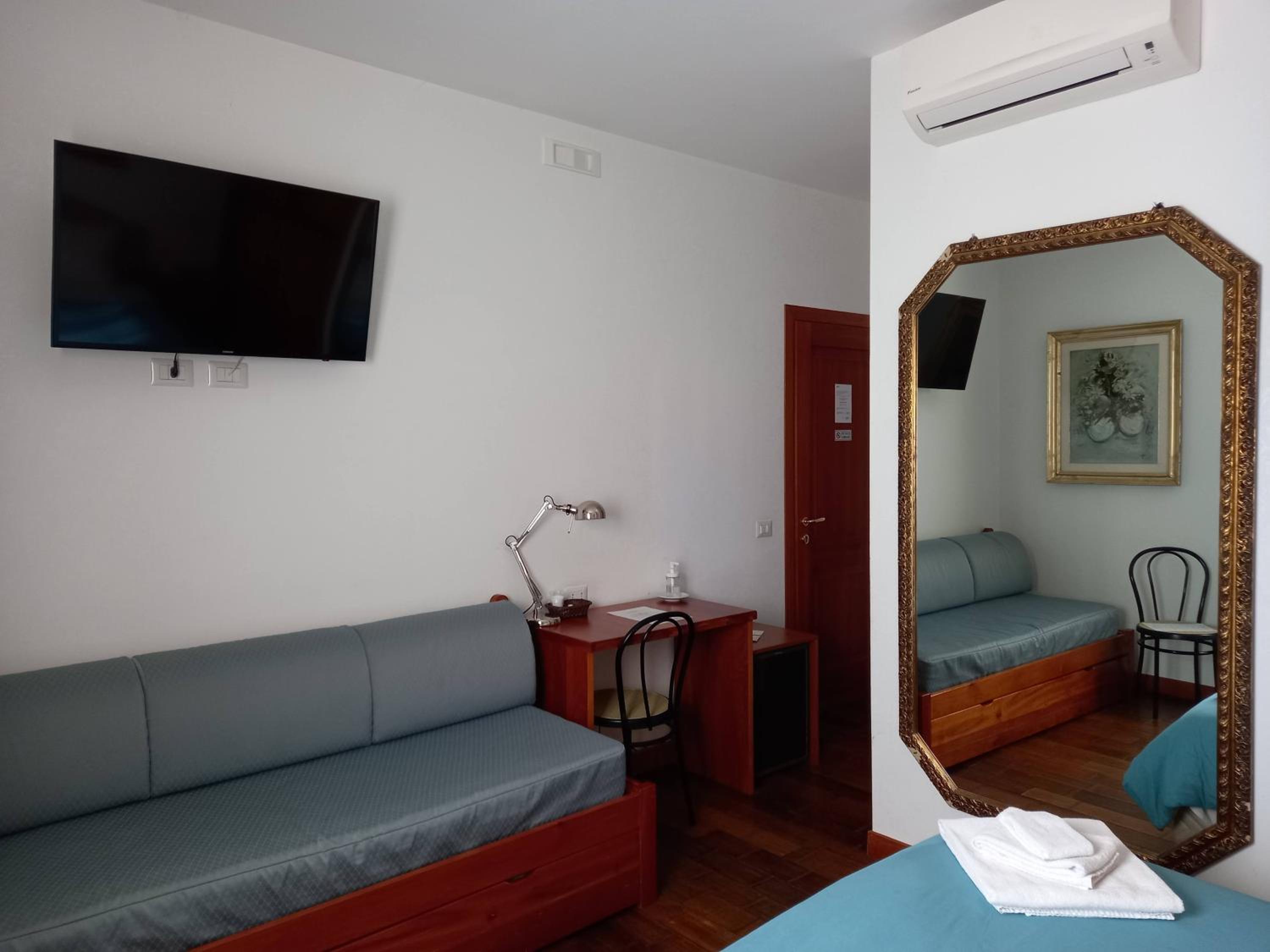 Twin Room with Private Bathroom photo 2