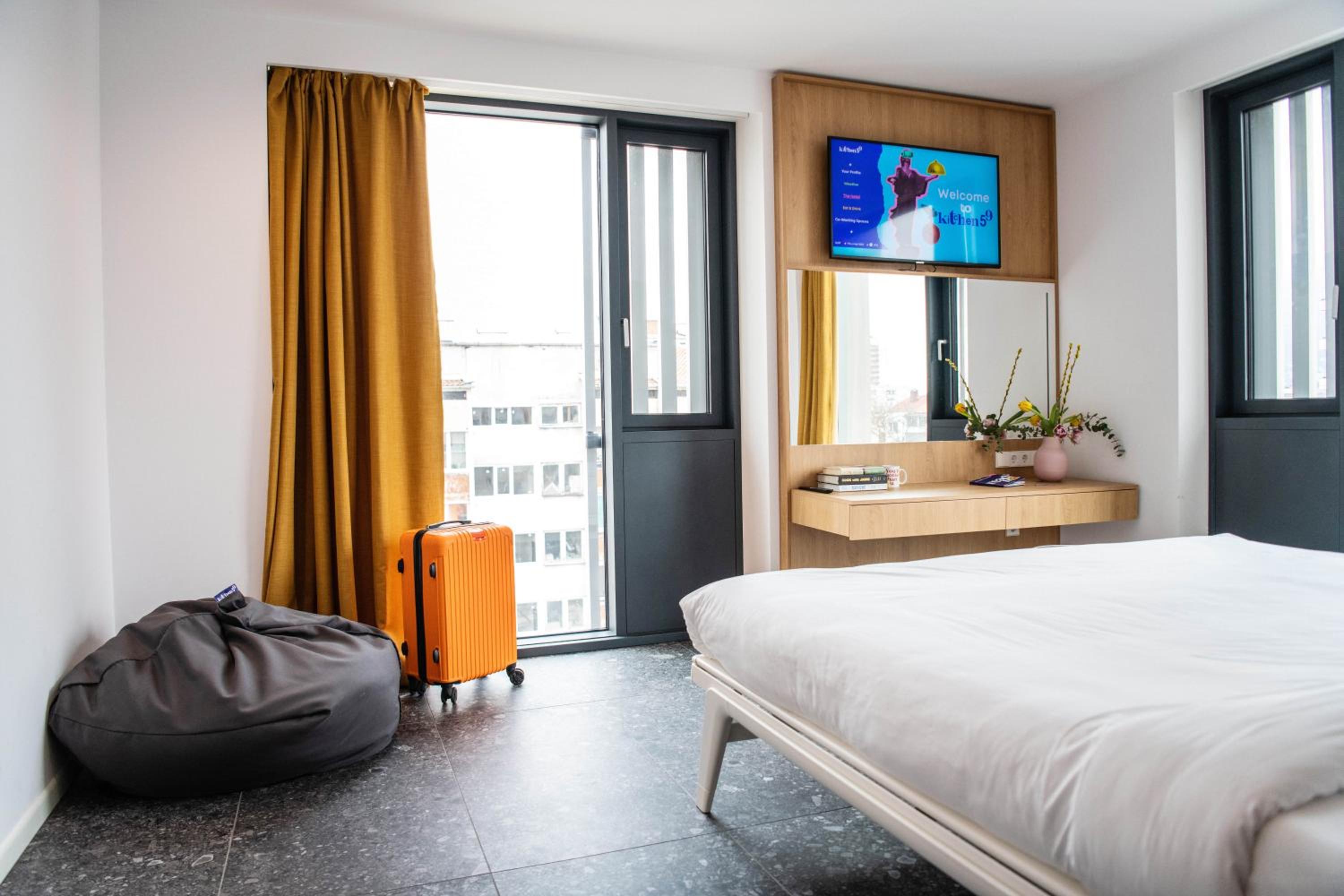 Deluxe King Room - Photo 9